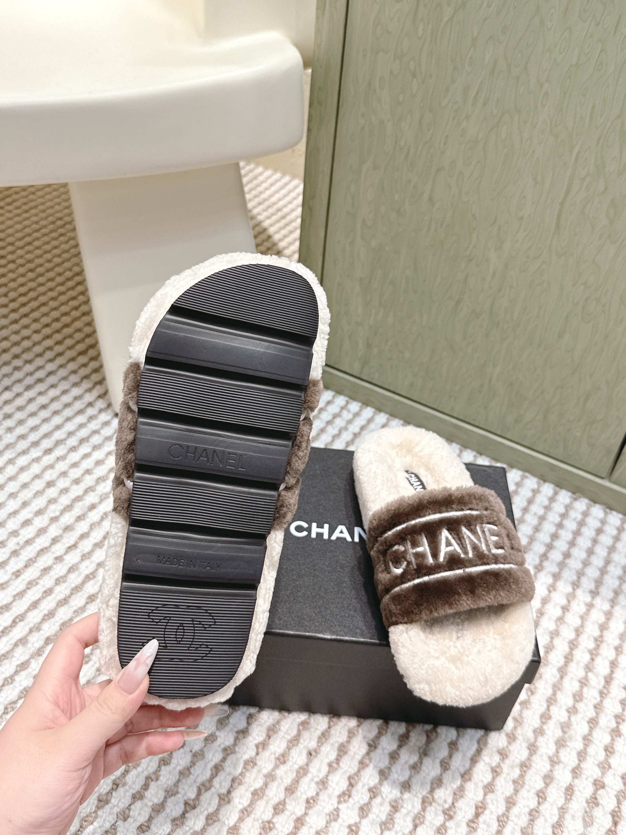 CHANEL 25S FLUFFY SLIDERS IN BEIGE AND BROWN
