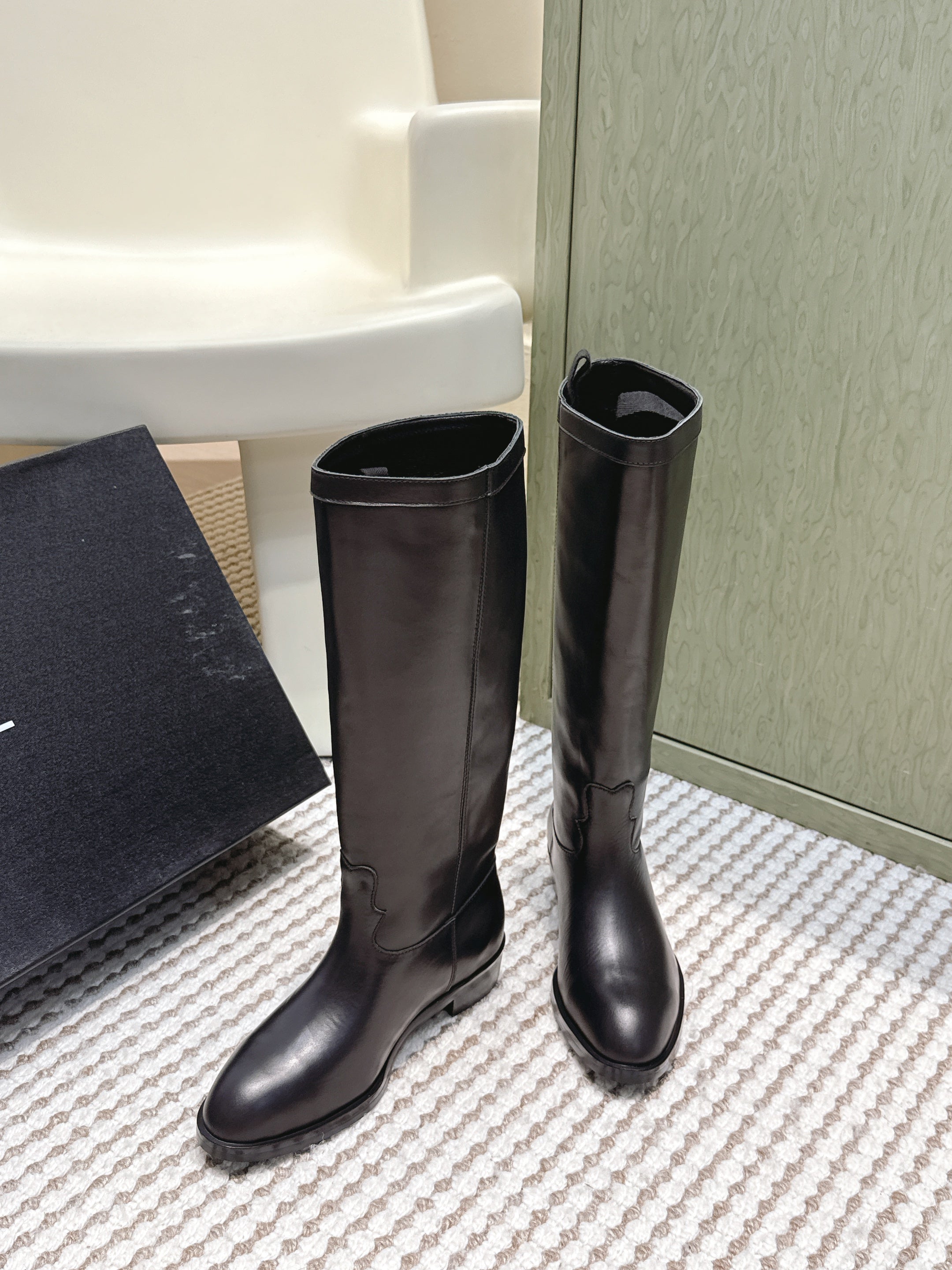 CHANEL 25S KNEE-HIGH BOOTS IN BLACK CALFSKIN