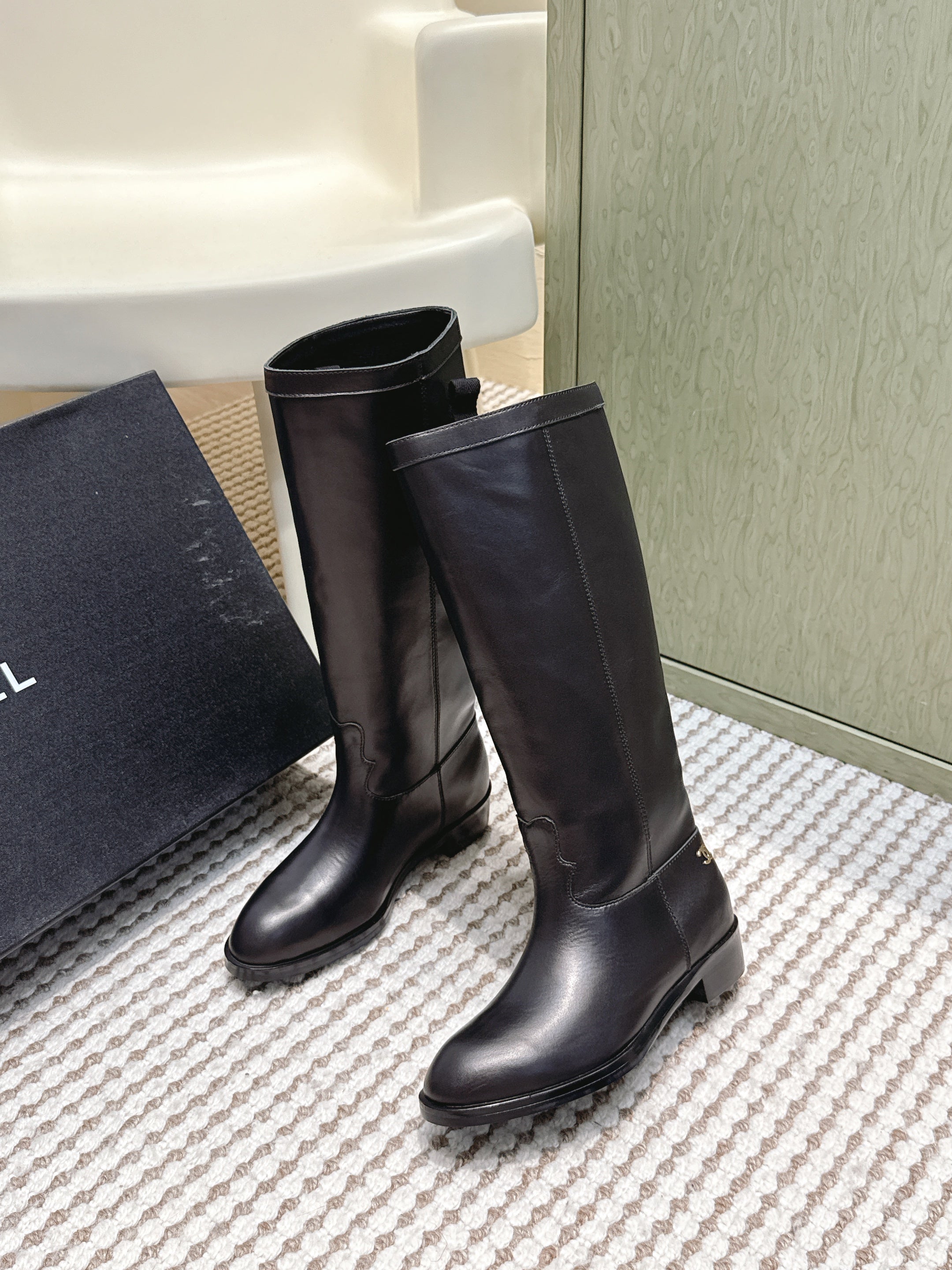CHANEL 25S KNEE-HIGH BOOTS IN BLACK CALFSKIN