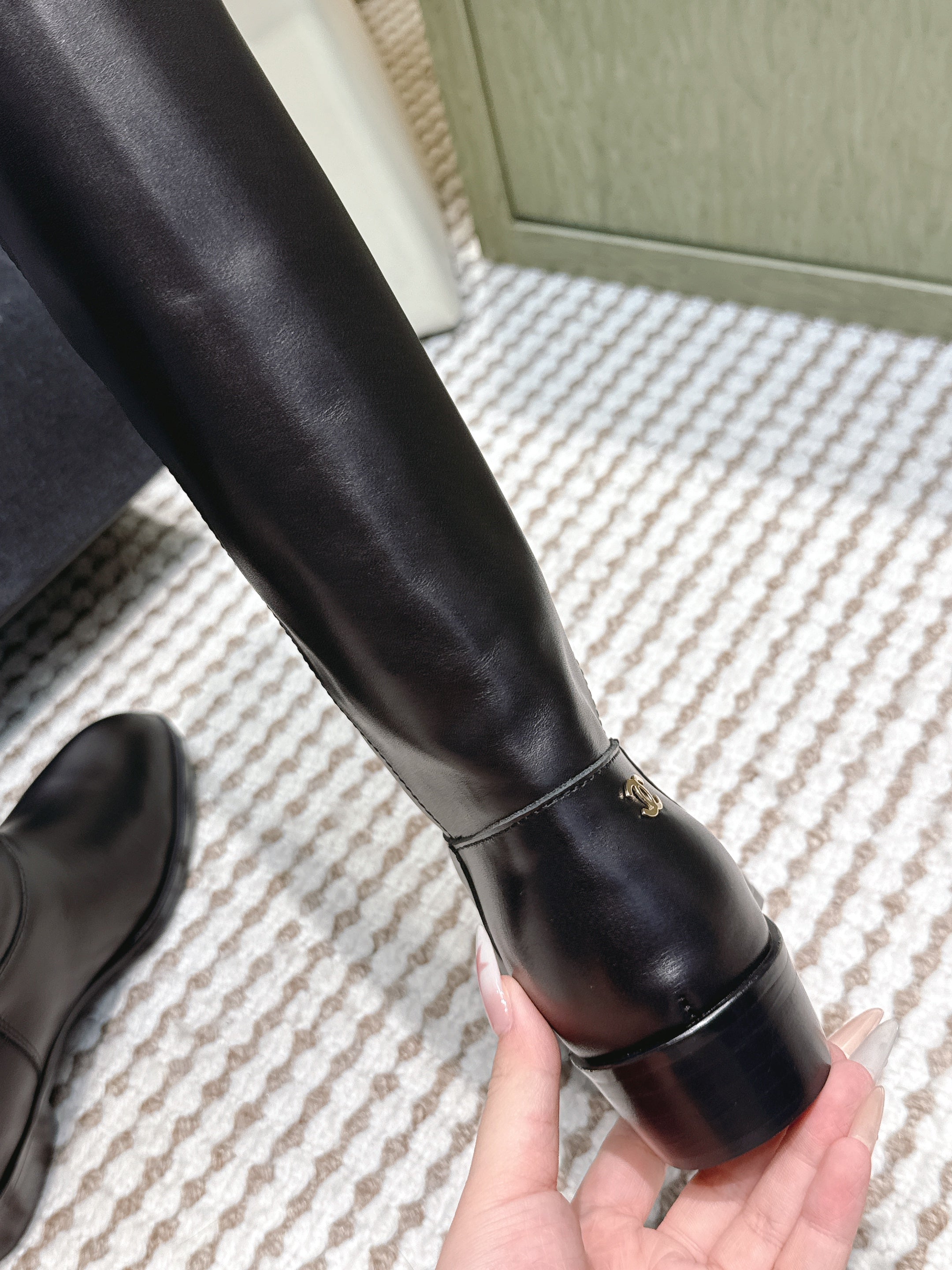 CHANEL 25S KNEE-HIGH BOOTS IN BLACK CALFSKIN