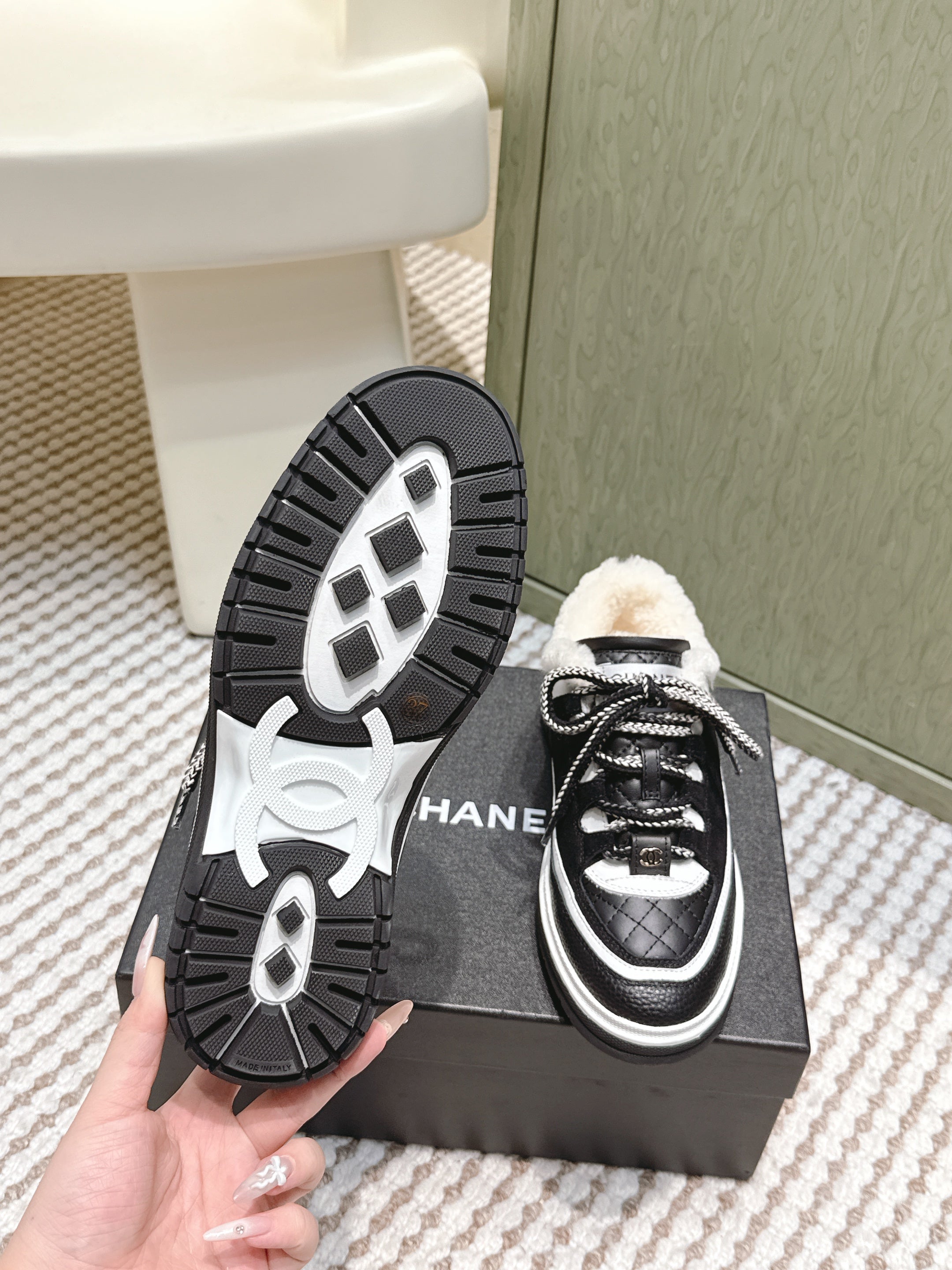 CHANEL 25S THICK-SOLE SNEAKERS IN BLACK AND WHITE CALFSKIN WITH FUR LINING