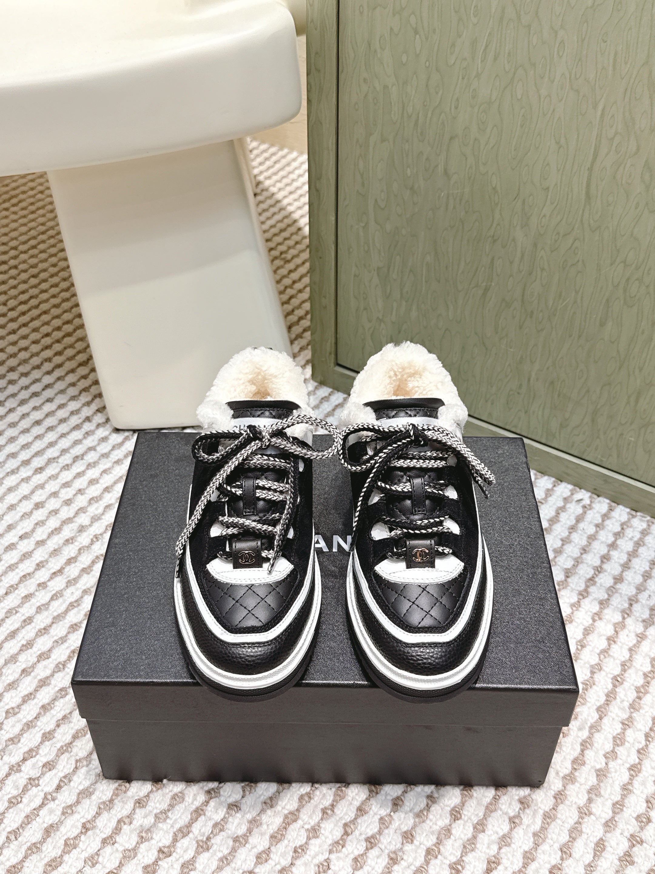 CHANEL 25S THICK-SOLE SNEAKERS IN BLACK AND WHITE CALFSKIN WITH FUR LINING