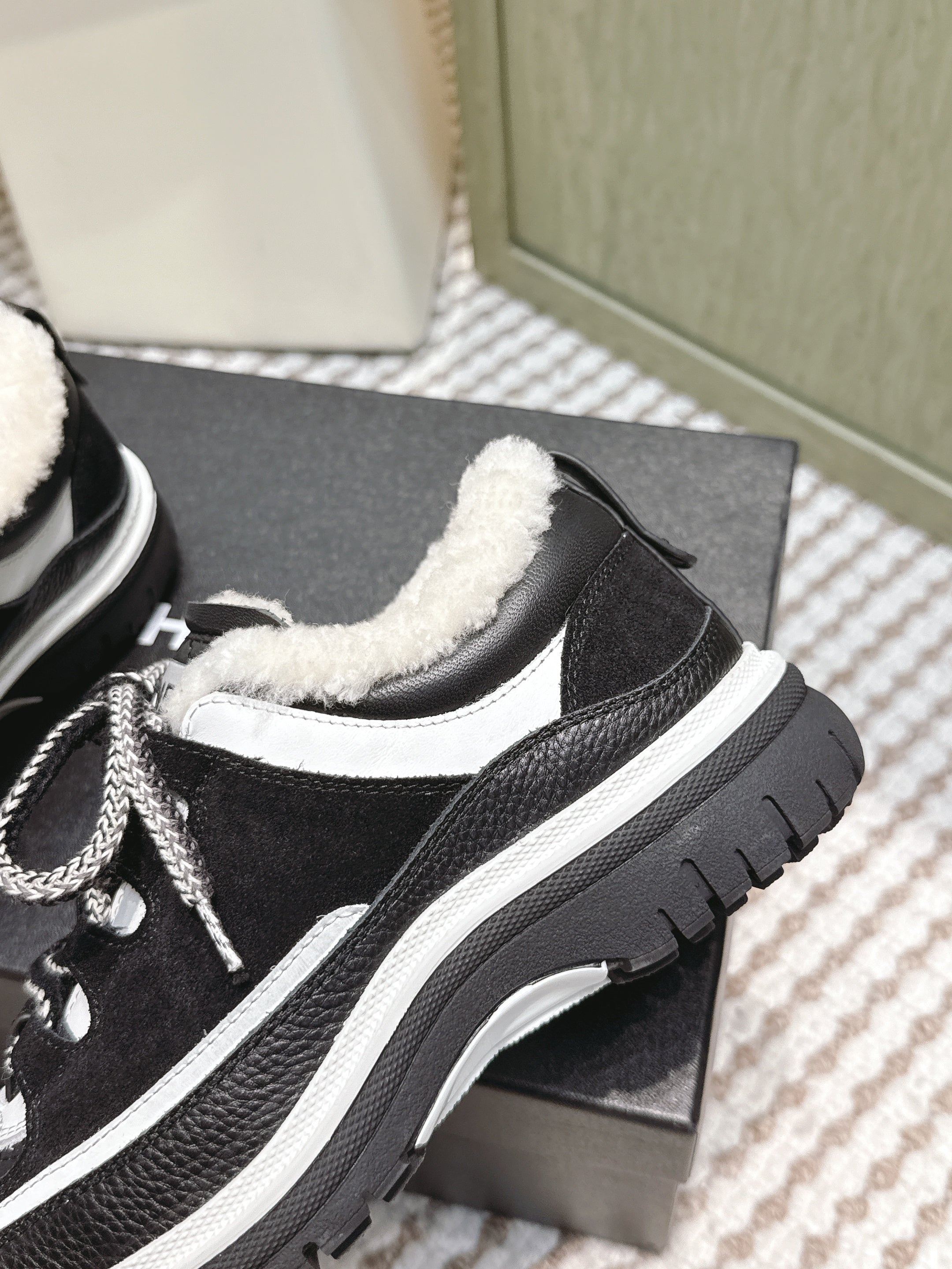 CHANEL 25S THICK-SOLE SNEAKERS IN BLACK AND WHITE CALFSKIN WITH FUR LINING
