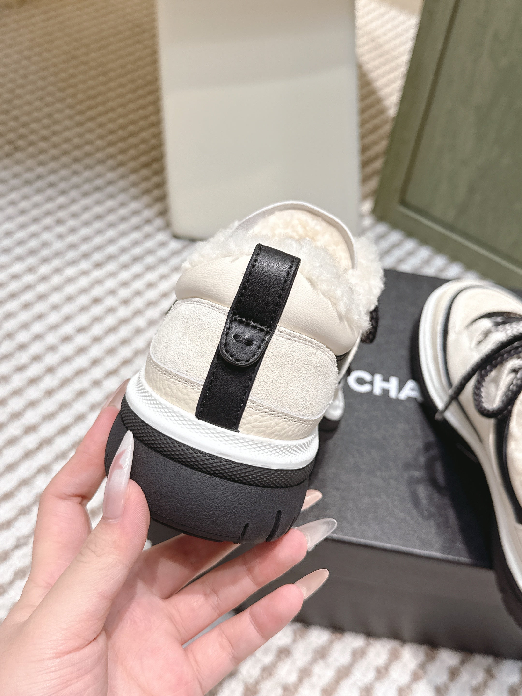 CHANEL 25S THICK-SOLE SNEAKERS IN WHITE AND BLACK CALFSKIN WITH FUR LINING