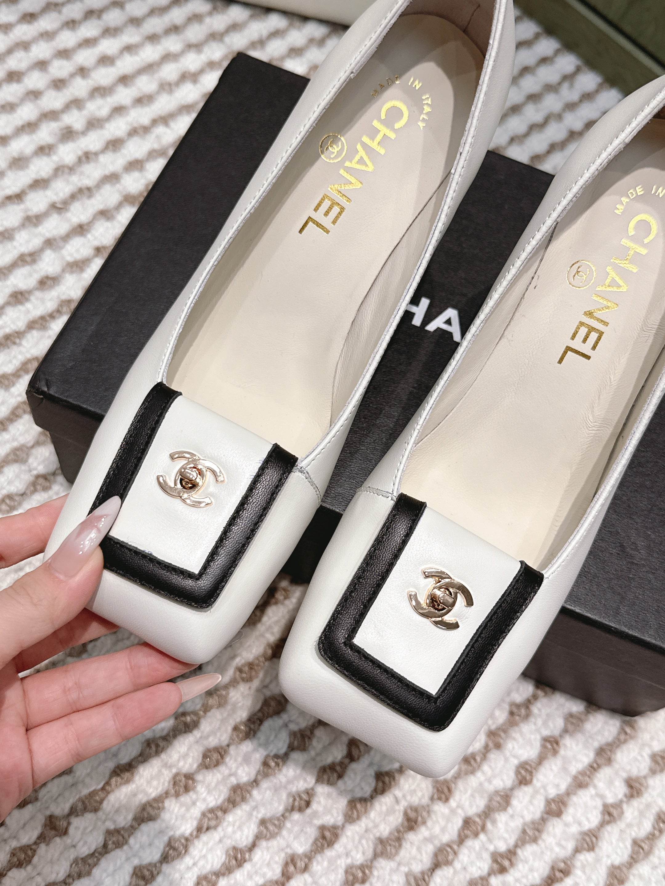 CHANEL 25S SLINGBACK SHOES 90MM IN WHITE CALFSKIN SQUARE TOE GOLD HARDWARE