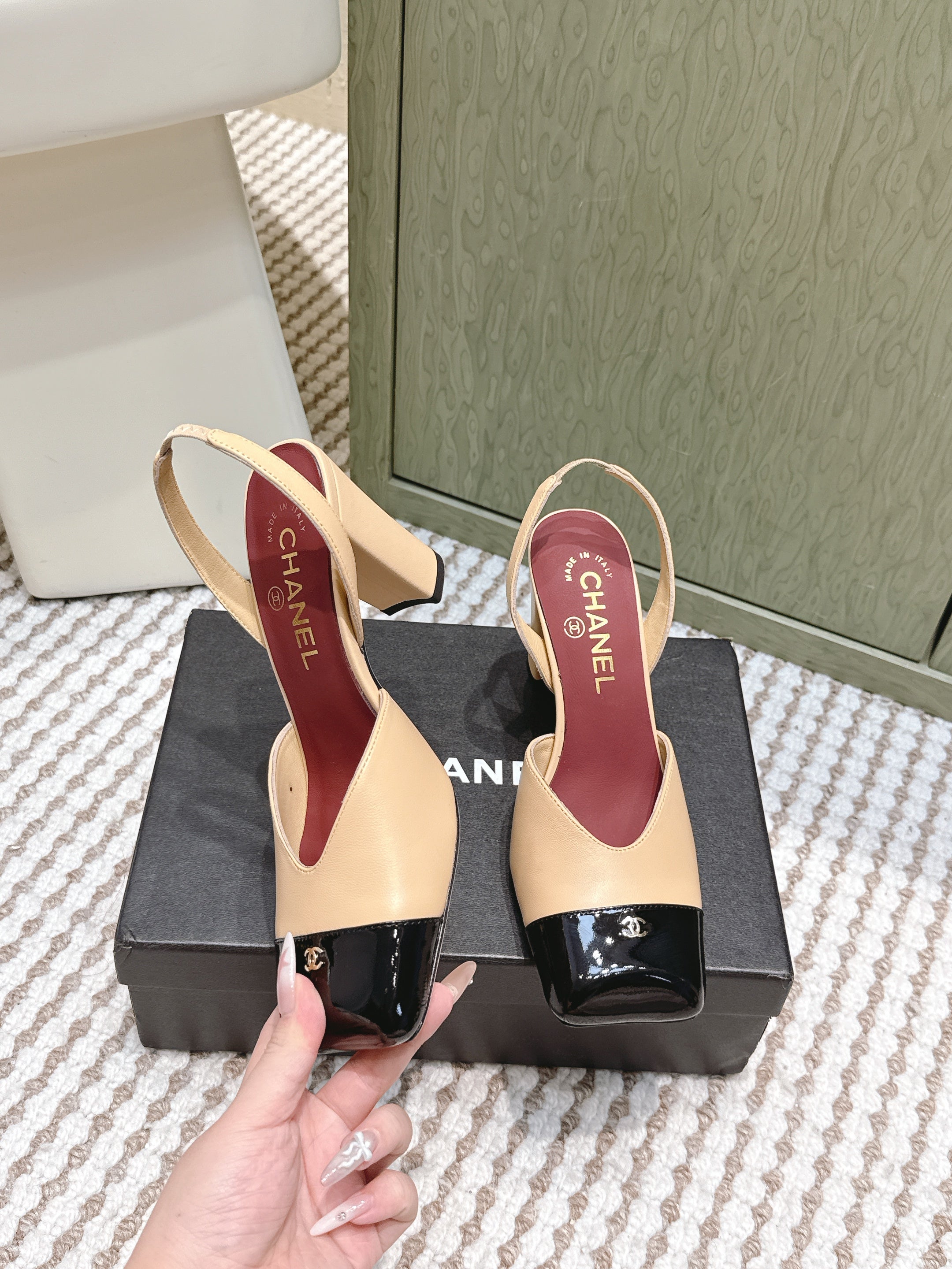 CHANEL 25S HIGH-HEELED SQUARE-TOE SLINGBACK 90MM IN DARK BEIGE AND BLACK CALFSKIN