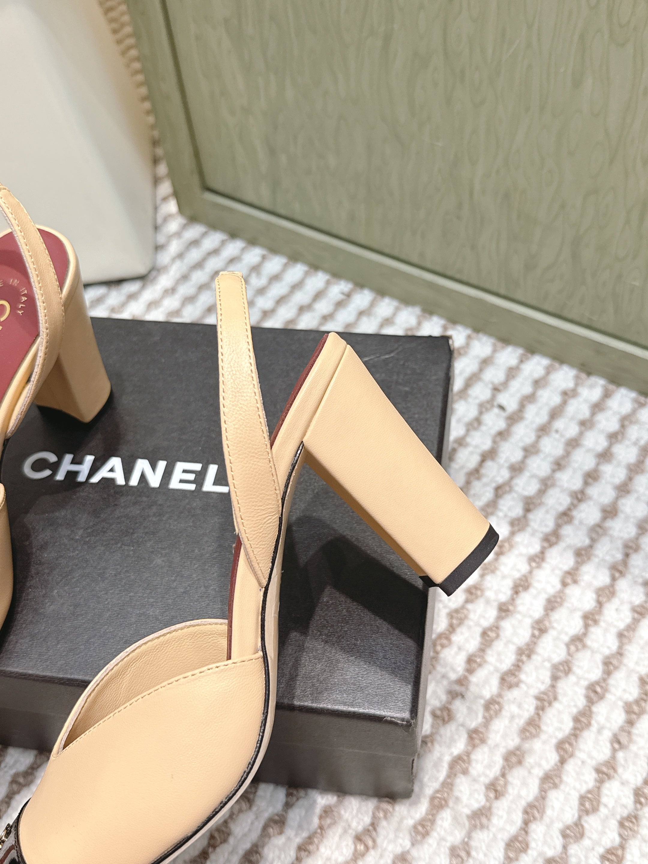 CHANEL 25S HIGH-HEELED SQUARE-TOE SLINGBACK 90MM IN DARK BEIGE AND BLACK CALFSKIN