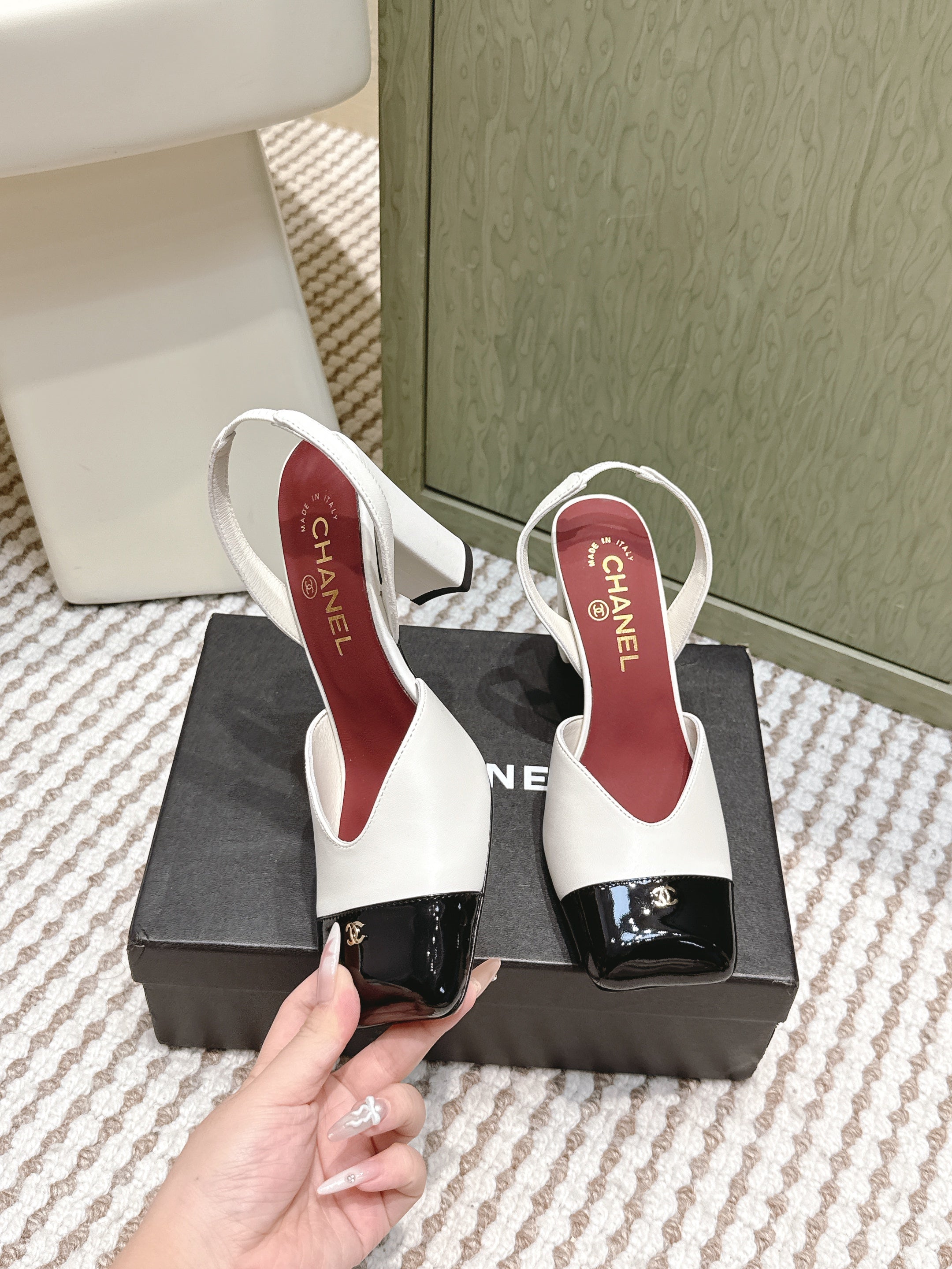 CHANEL 25S HIGH-HEELED SQUARE-TOE SLINGBACK 90MM IN WHITE AND BLACK CALFSKIN