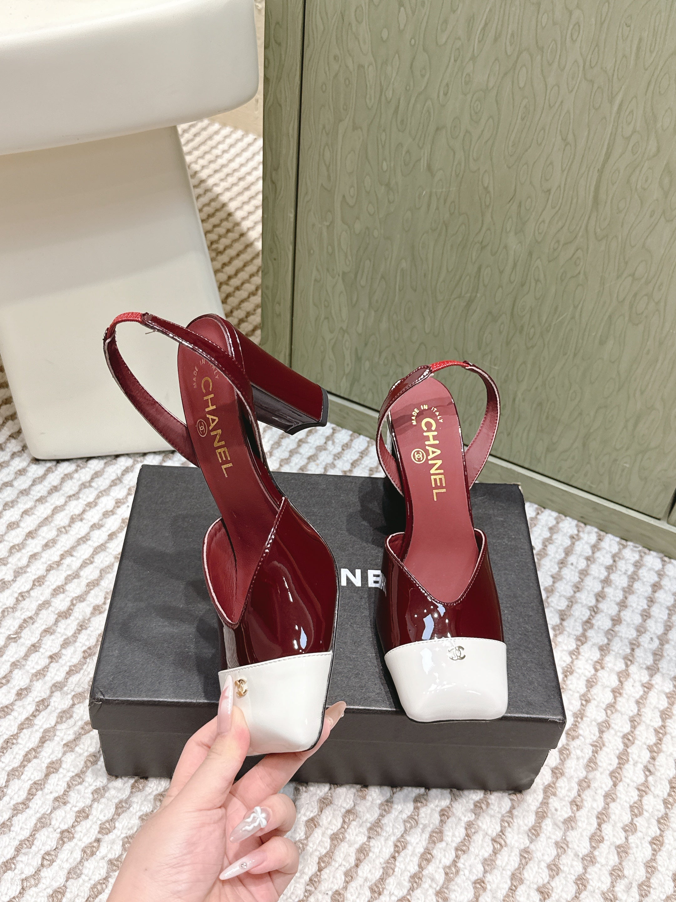 CHANEL 25S HIGH-HEELED SQUARE-TOE SLINGBACK 90MM IN DARK RED AND WHITE CALFSKIN
