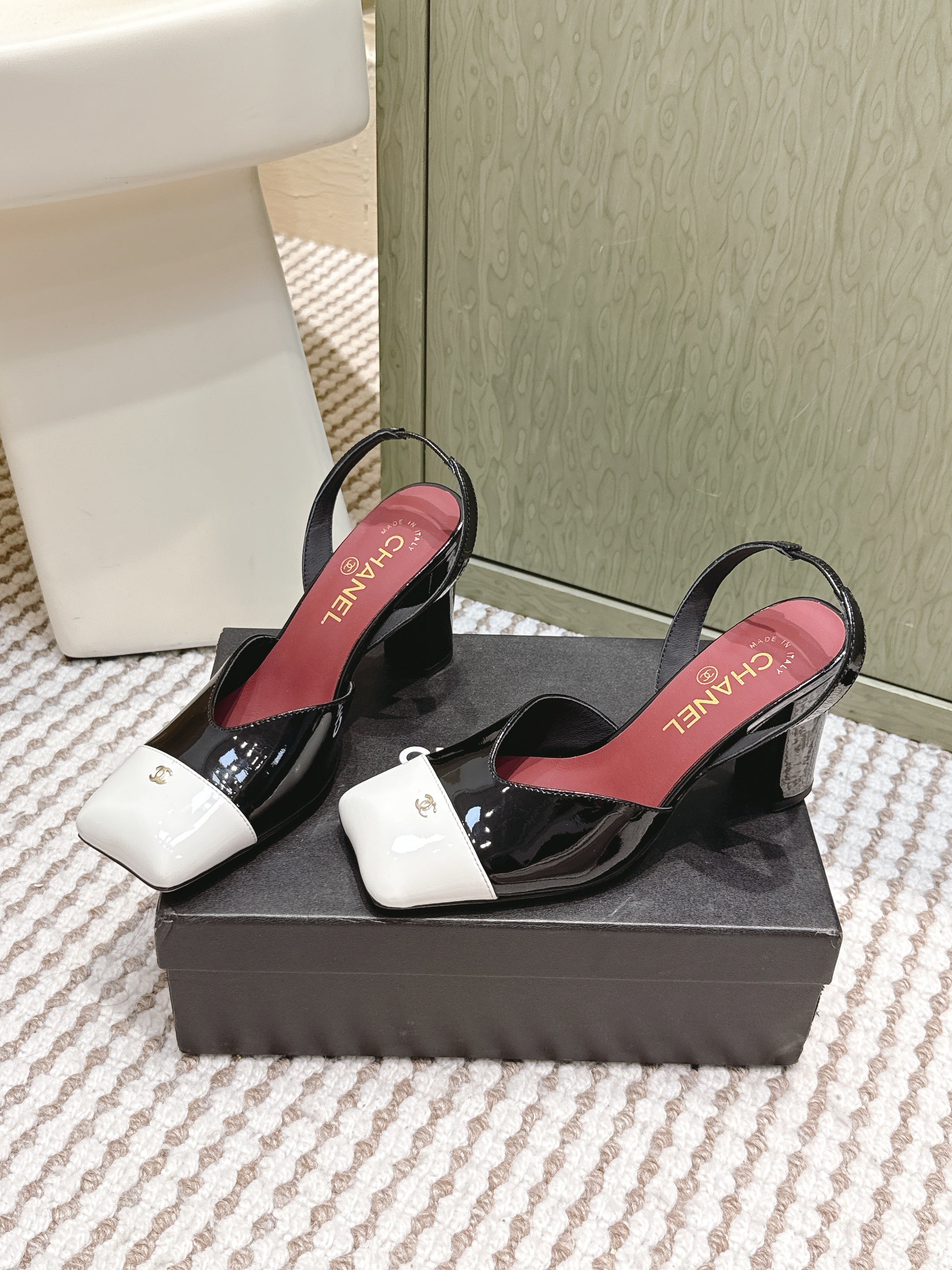 CHANEL 25S HIGH-HEELED SQUARE-TOE SLINGBACK 90MM IN BLACK AND WHITE CALFSKIN