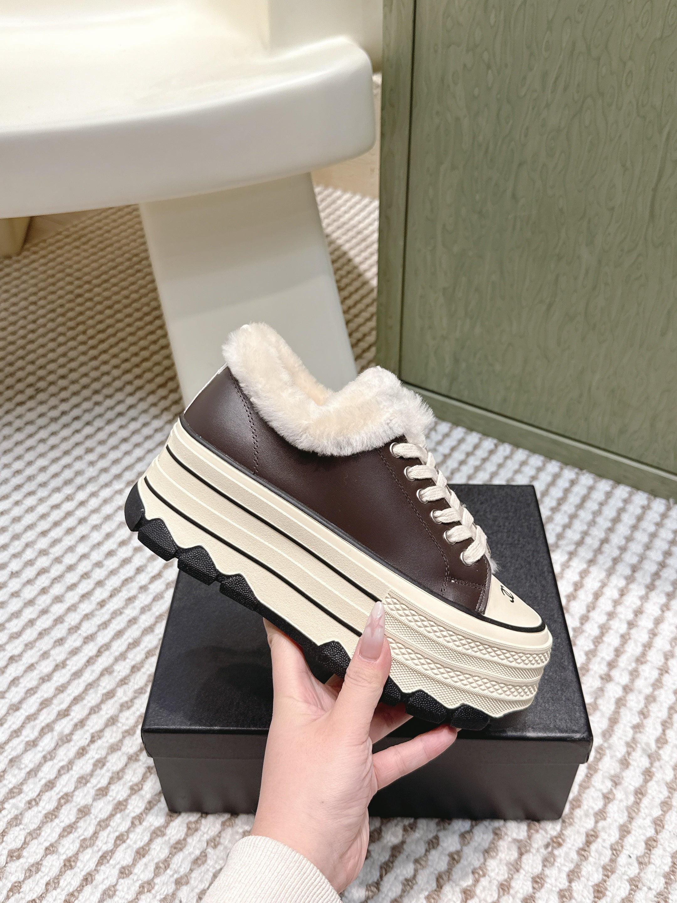 CHANEL 25S THICK-SOLE SNEAKERS 60MM IN DARK BROWN AND BEIGE CALFSKIN WITH FUR LINING