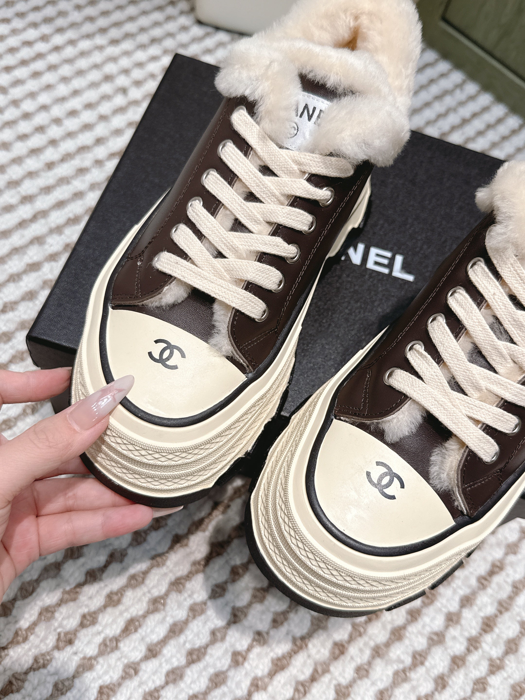 CHANEL 25S THICK-SOLE SNEAKERS 60MM IN DARK BROWN AND BEIGE CALFSKIN WITH FUR LINING