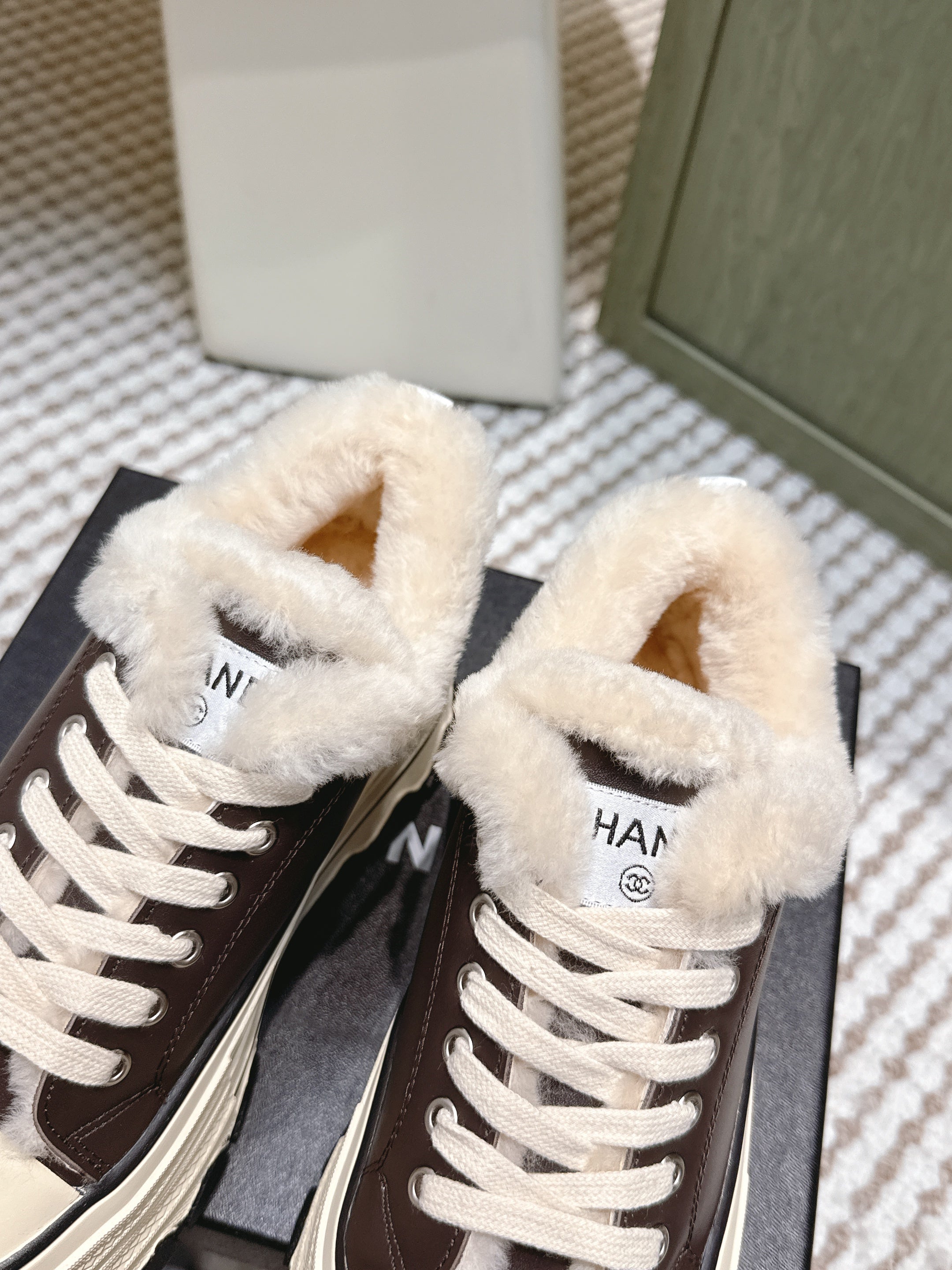 CHANEL 25S THICK-SOLE SNEAKERS 60MM IN DARK BROWN AND BEIGE CALFSKIN WITH FUR LINING