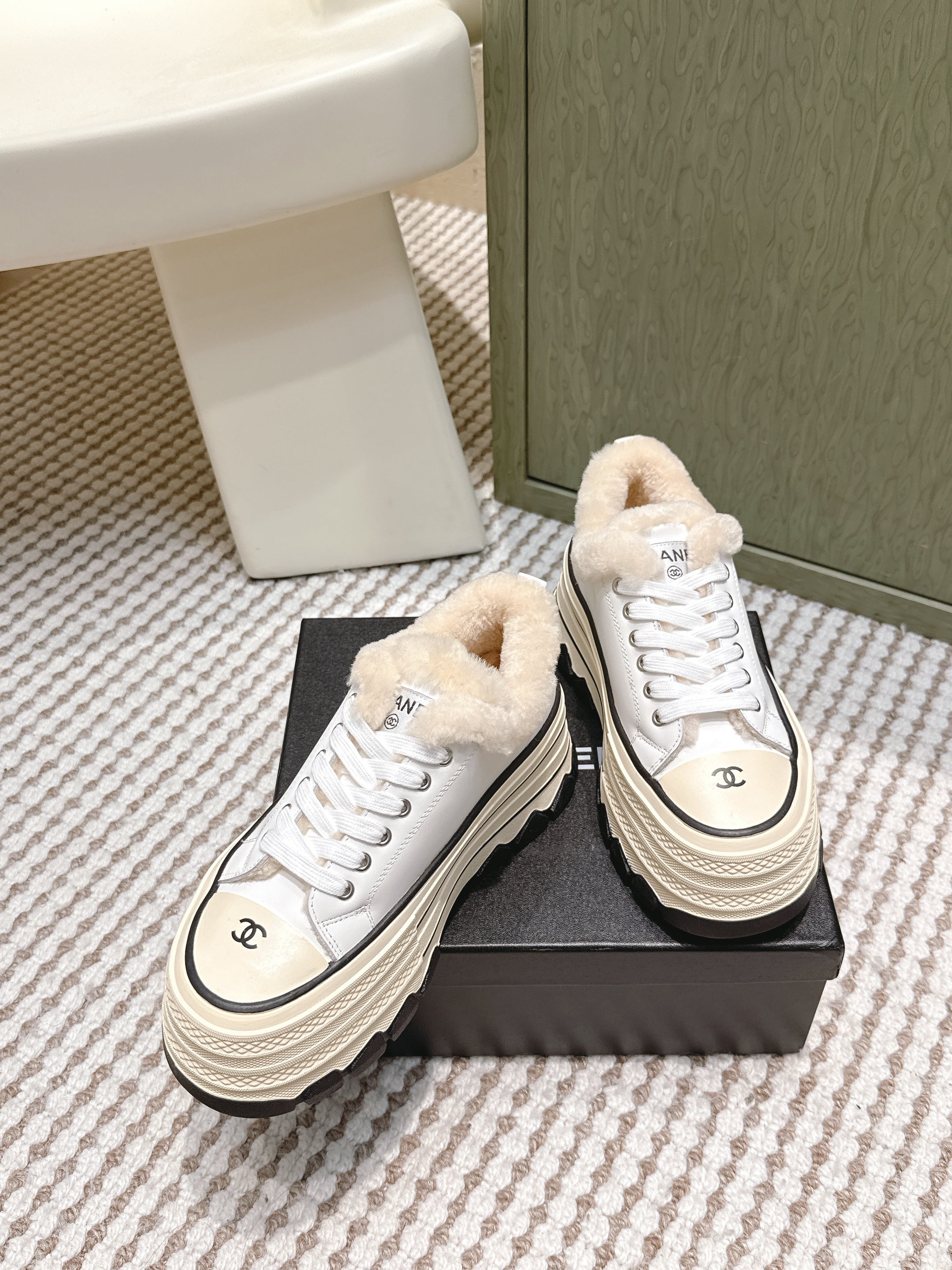 CHANEL 25S THICK-SOLE SNEAKERS 60MM IN WHITE AND BEIGE CALFSKIN WITH FUR LINING