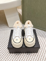 CHANEL 25S THICK-SOLE SNEAKERS 60MM IN WHITE AND BEIGE CALFSKIN WITH FUR LINING