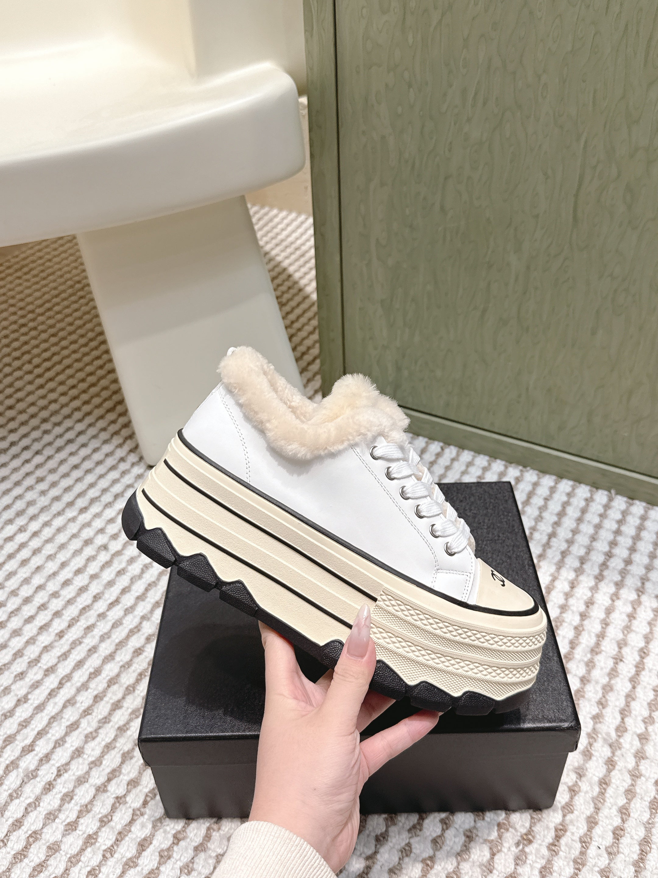 CHANEL 25S THICK-SOLE SNEAKERS 60MM IN WHITE AND BEIGE CALFSKIN WITH FUR LINING