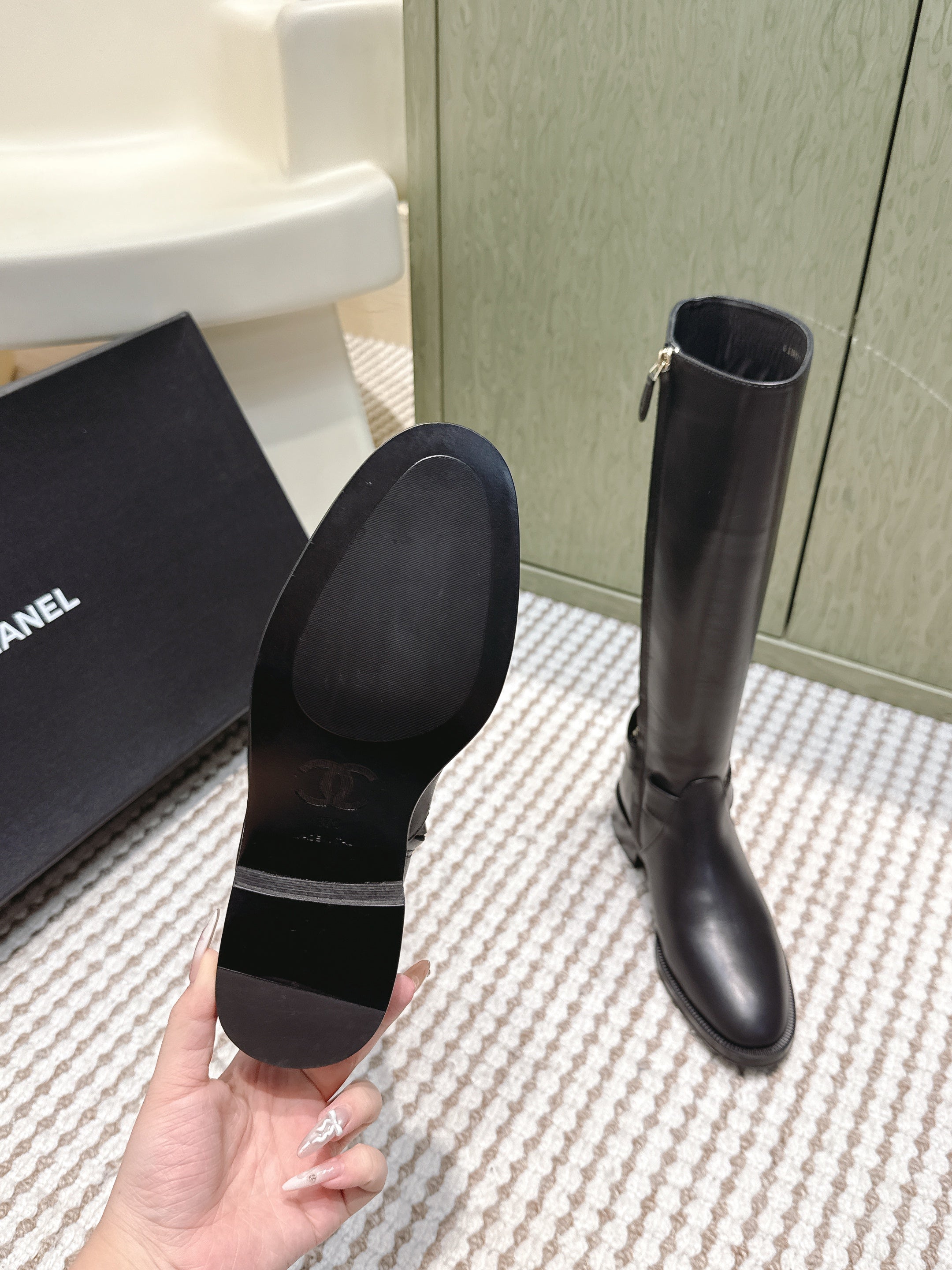 CHANEL 25S MID-CALF BOOTS IN BLACK CALFSKIN WITH ROUND TOE AND ZIPPER