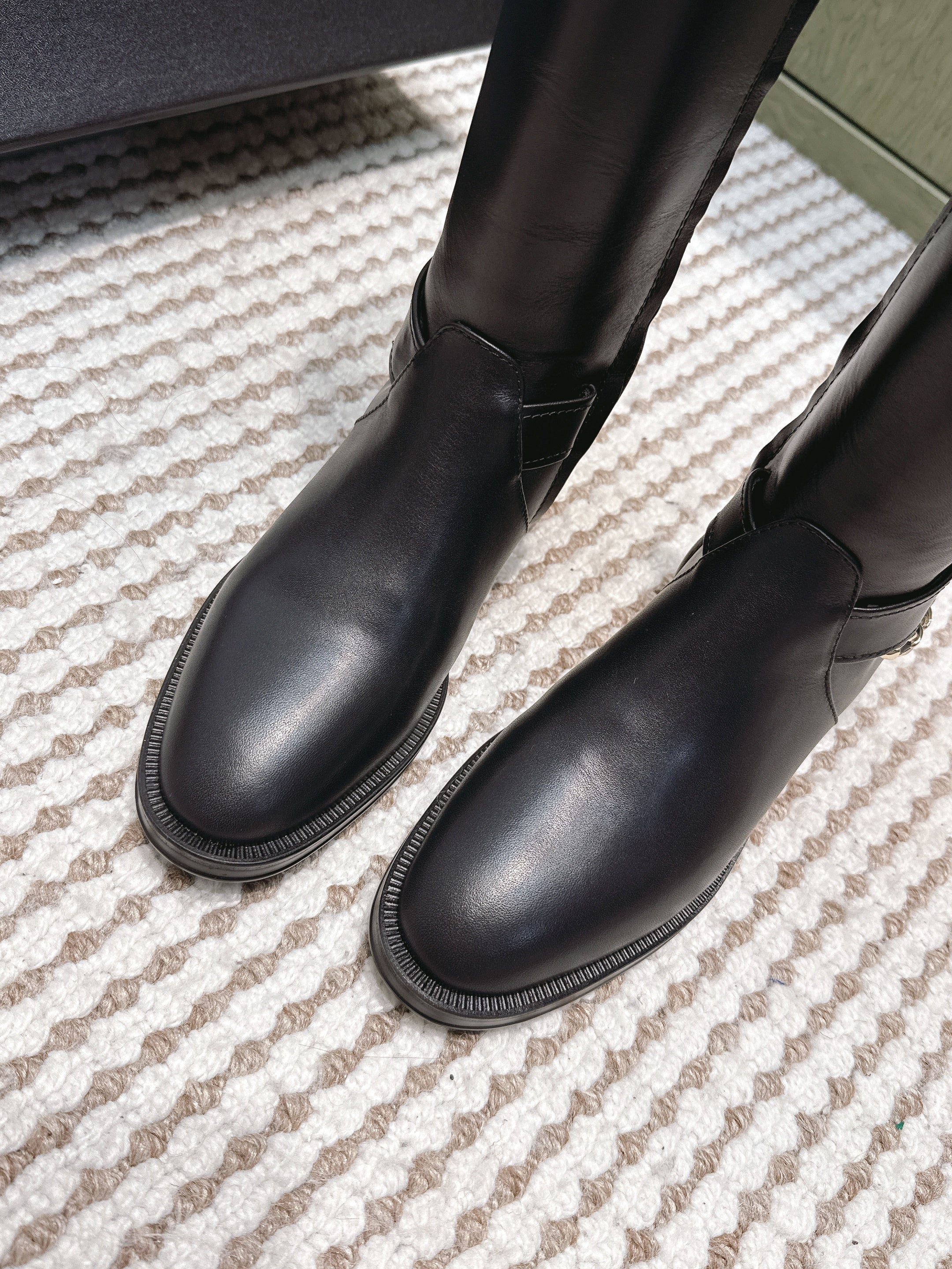 CHANEL 25S MID-CALF BOOTS IN BLACK CALFSKIN WITH ROUND TOE AND ZIPPER