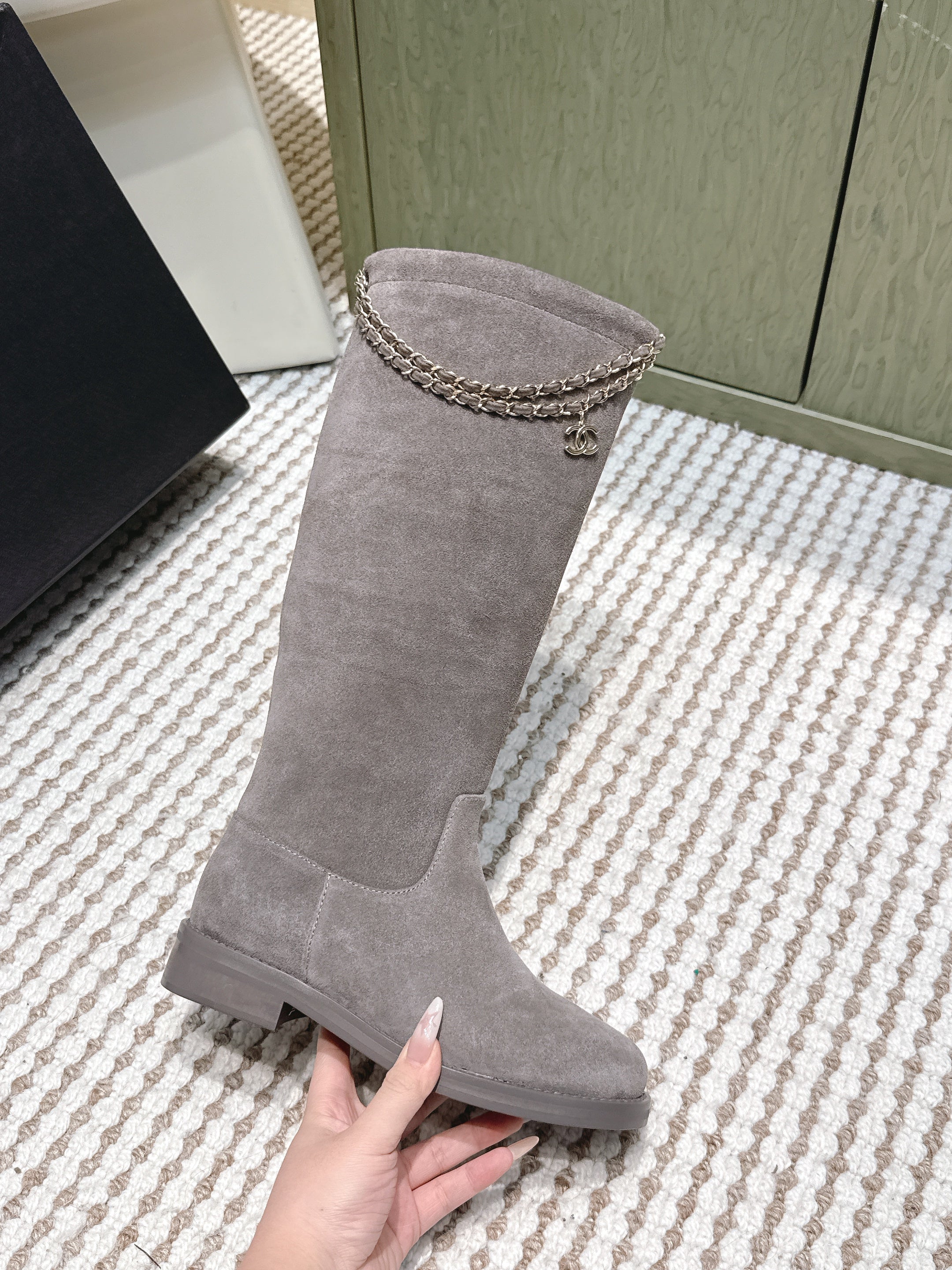 CHANEL 25S KNEE-HIGH BOOTS IN GREY SUEDE GOLD HARDWARE