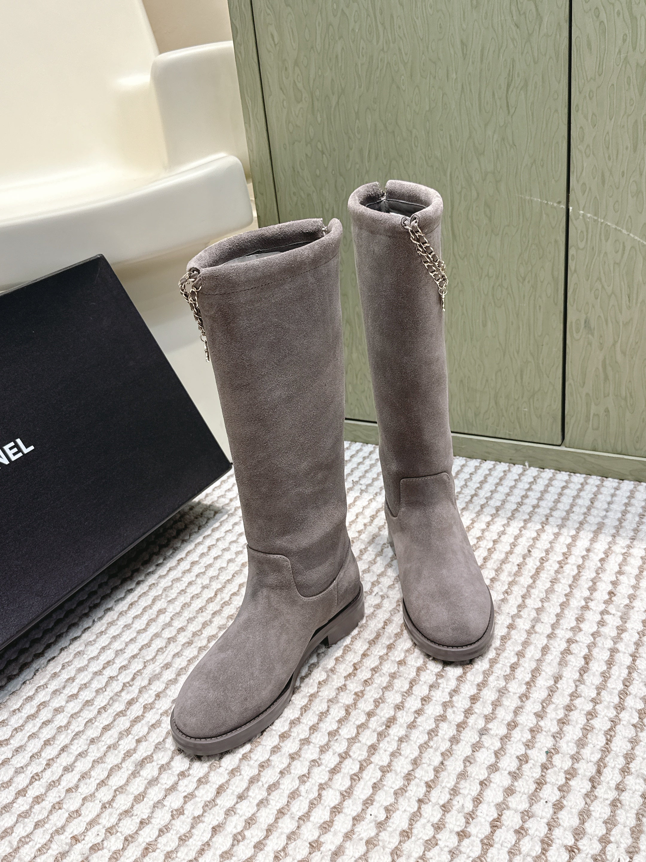 CHANEL 25S KNEE-HIGH BOOTS IN GREY SUEDE GOLD HARDWARE