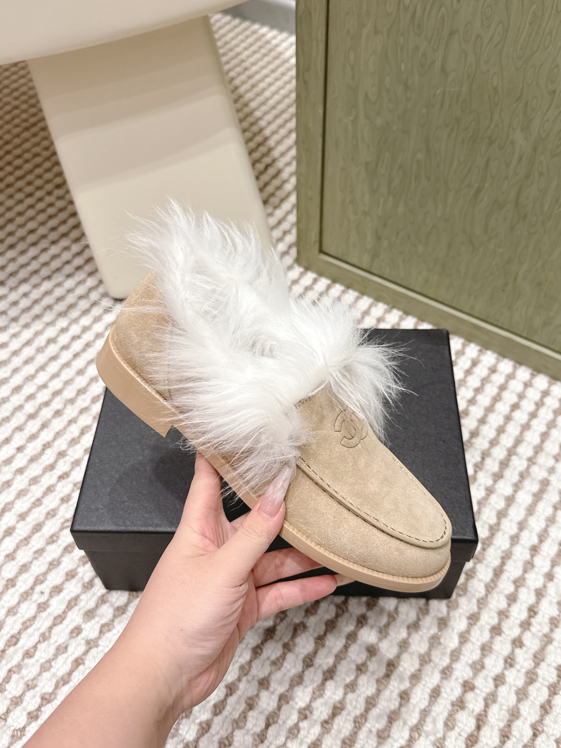 CHANEL 25S LOAFERS MOCCASIN IN BEIGE SUEDE WITH WHITE MINK FUR LINING