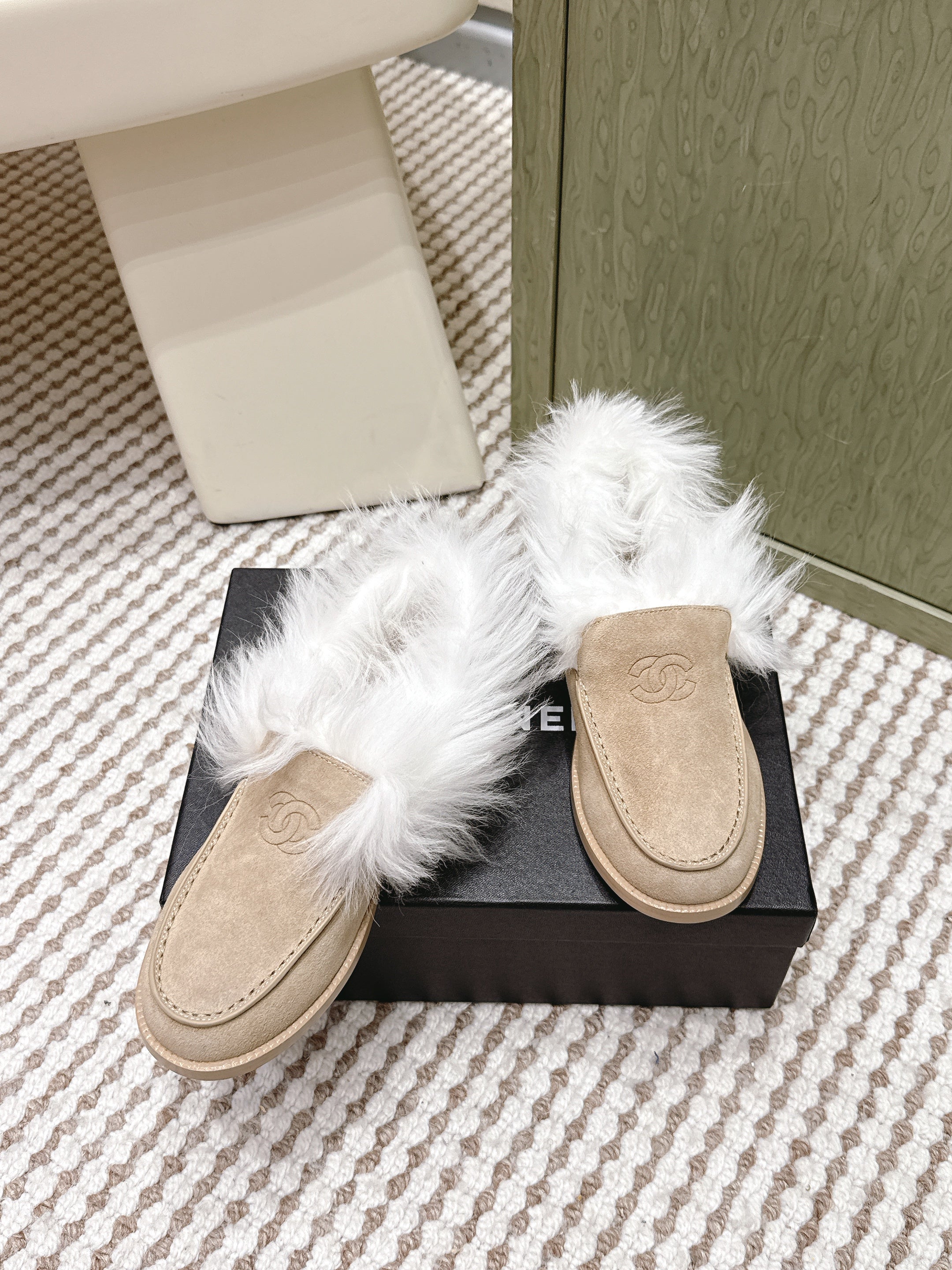 CHANEL 25S LOAFERS MOCCASIN IN BEIGE SUEDE WITH WHITE MINK FUR LINING