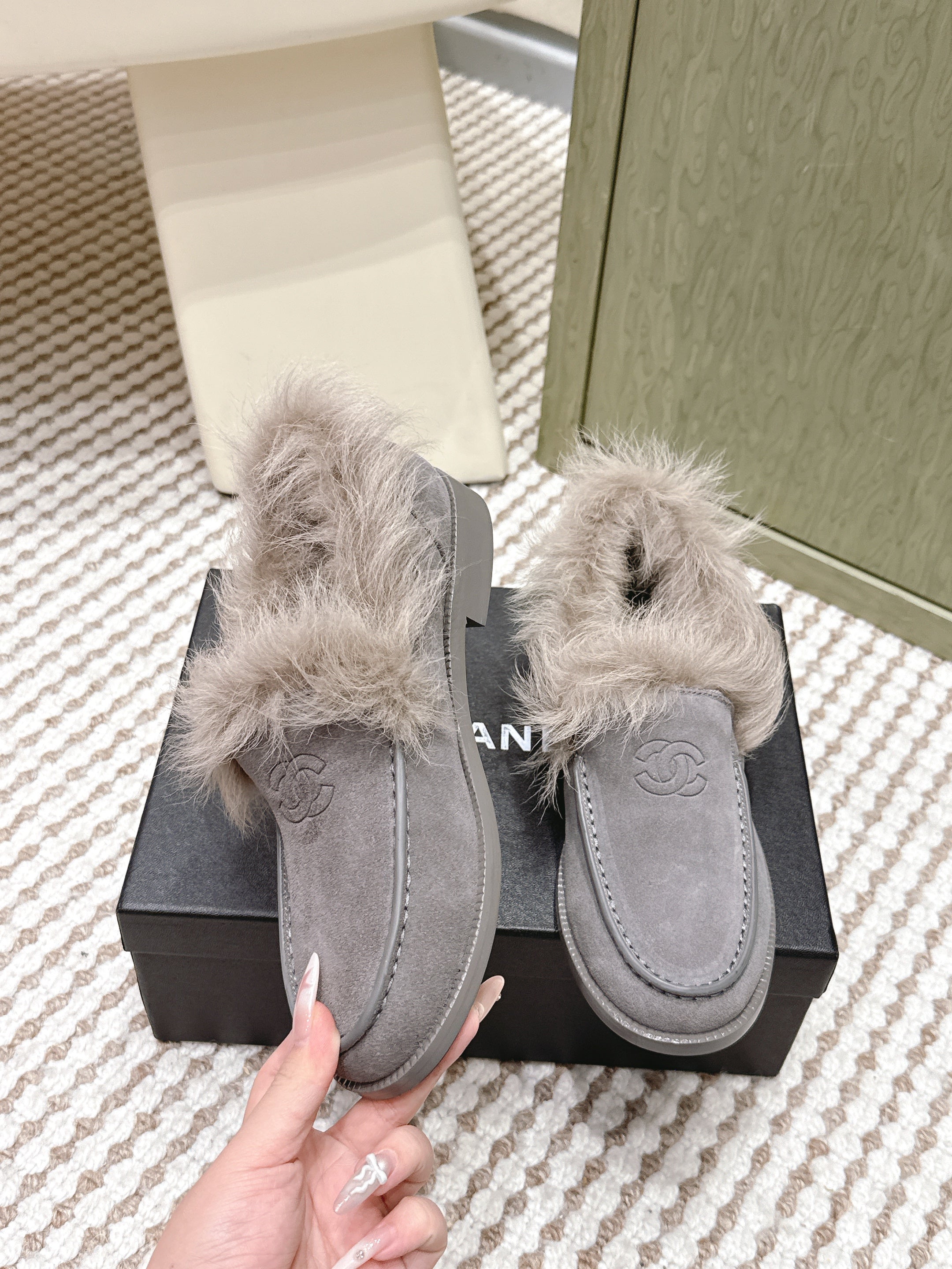 CHANEL 25S LOAFERS MOCCASIN IN LIGHT GRAY SUEDE WITH LIGHT BEIGE MINK FUR LINING