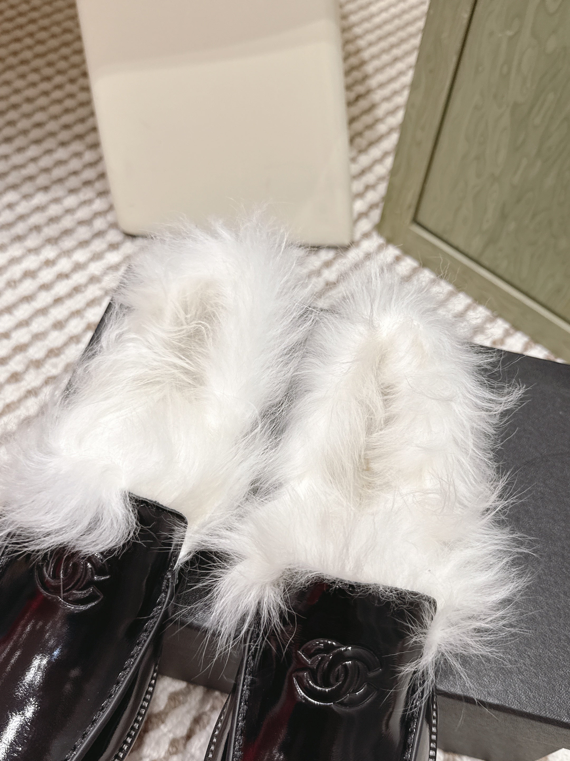 CHANEL 25S LOAFERS MOCCASIN IN BLACK GLOSSY CALFSKIN WITH WHITE MINK FUR LINING