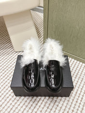 CHANEL 25S LOAFERS MOCCASIN IN BLACK GLOSSY CALFSKIN WITH WHITE MINK FUR LINING