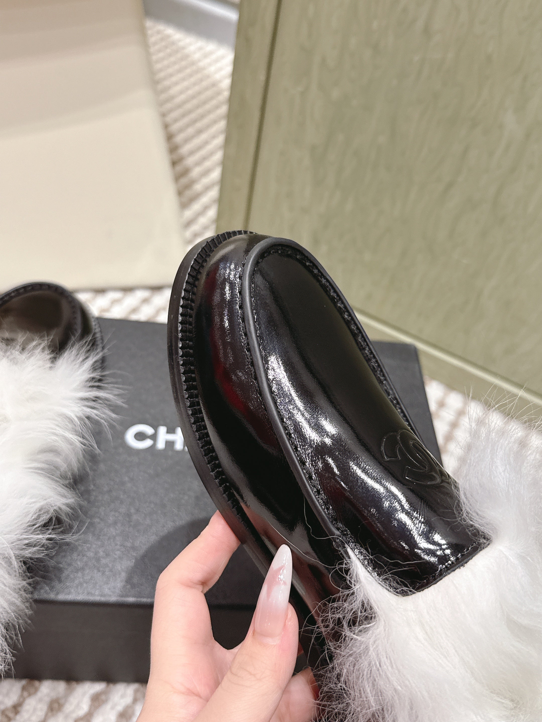 CHANEL 25S LOAFERS MOCCASIN IN BLACK GLOSSY CALFSKIN WITH WHITE MINK FUR LINING