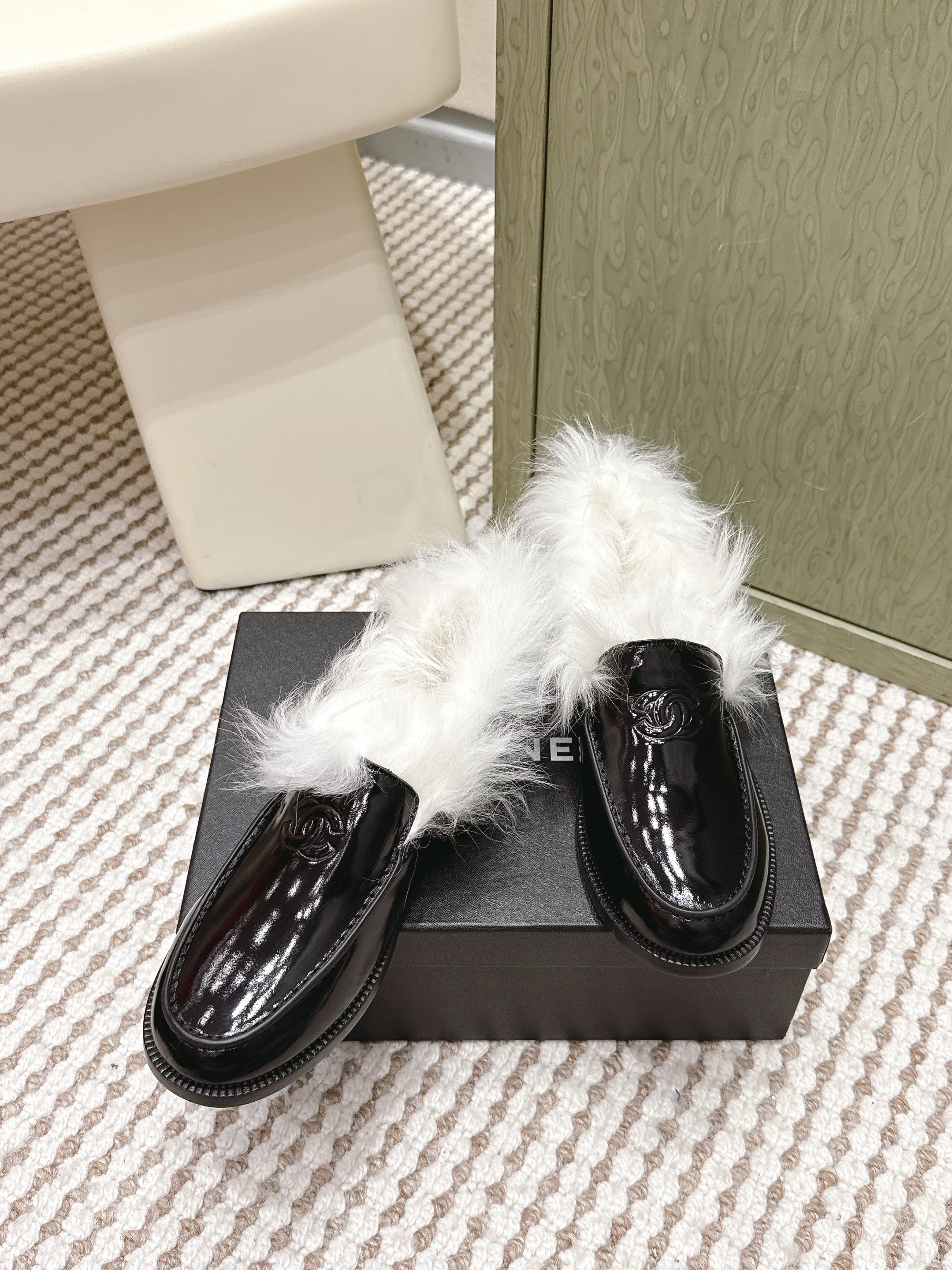 CHANEL 25S LOAFERS MOCCASIN IN BLACK GLOSSY CALFSKIN WITH WHITE MINK FUR LINING