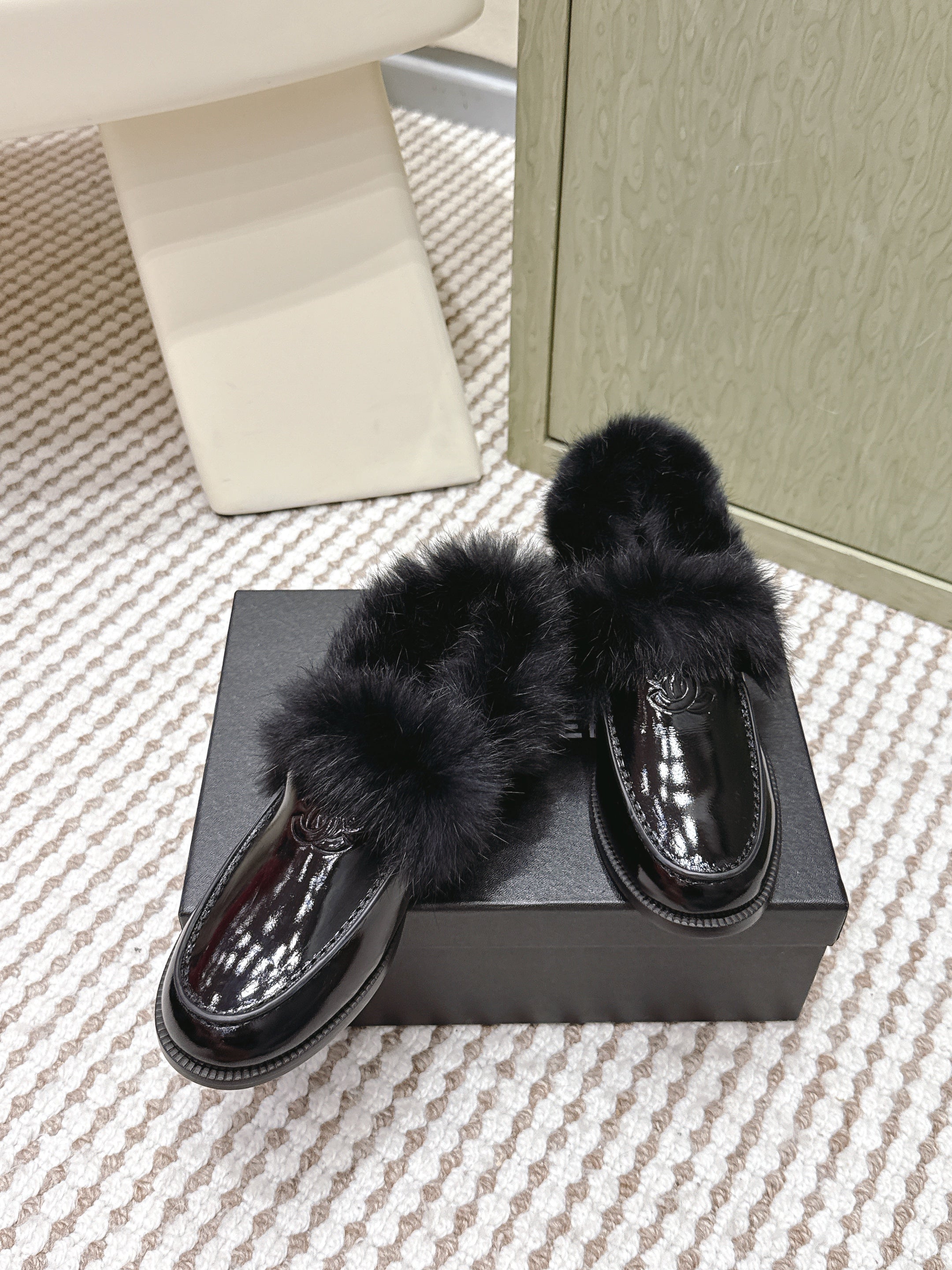 CHANEL 25S LOAFERS MOCCASIN IN BLACK GLOSSY CALFSKIN WITH MINK FUR LINING
