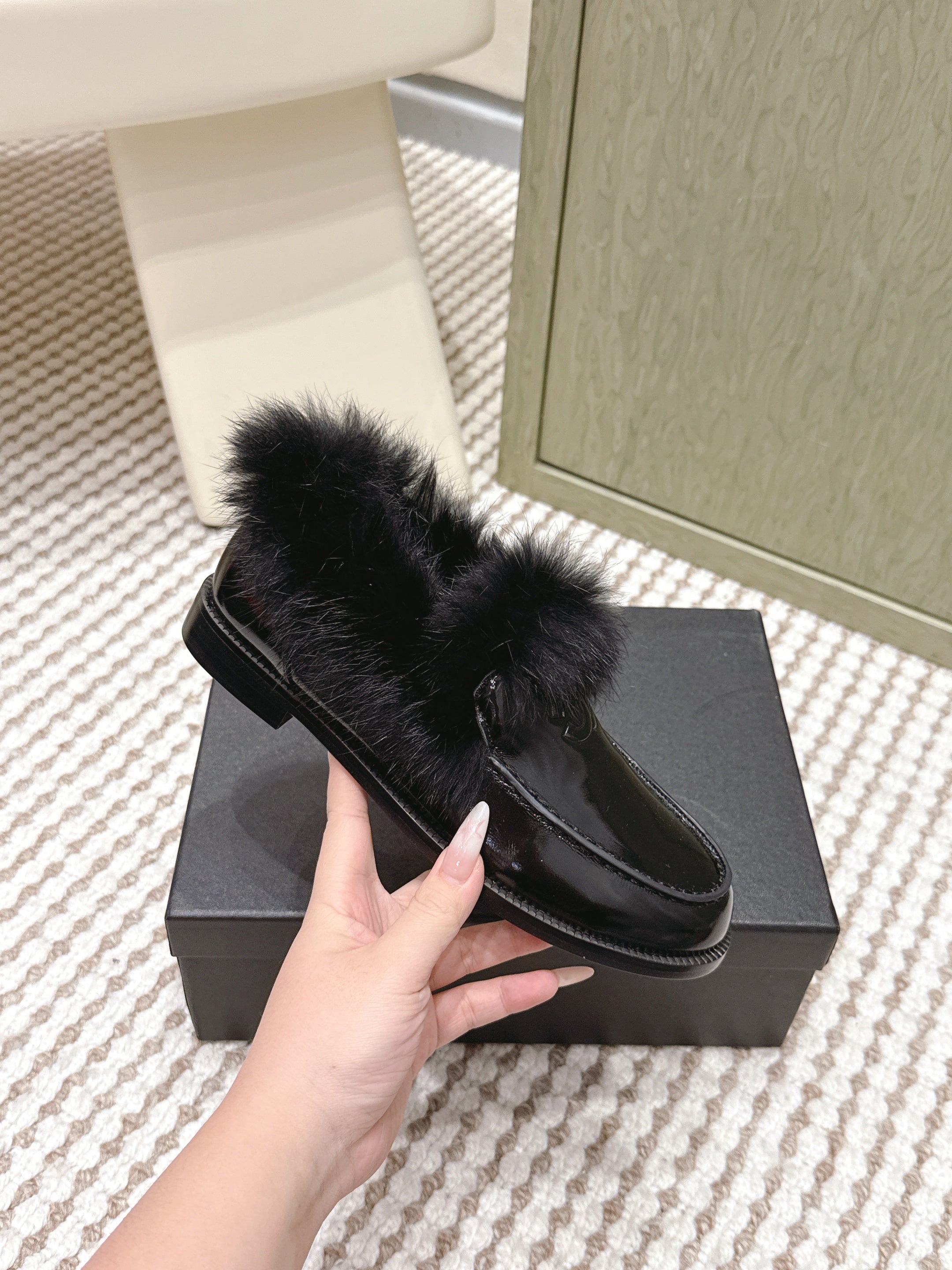 CHANEL 25S LOAFERS MOCCASIN IN BLACK GLOSSY CALFSKIN WITH MINK FUR LINING