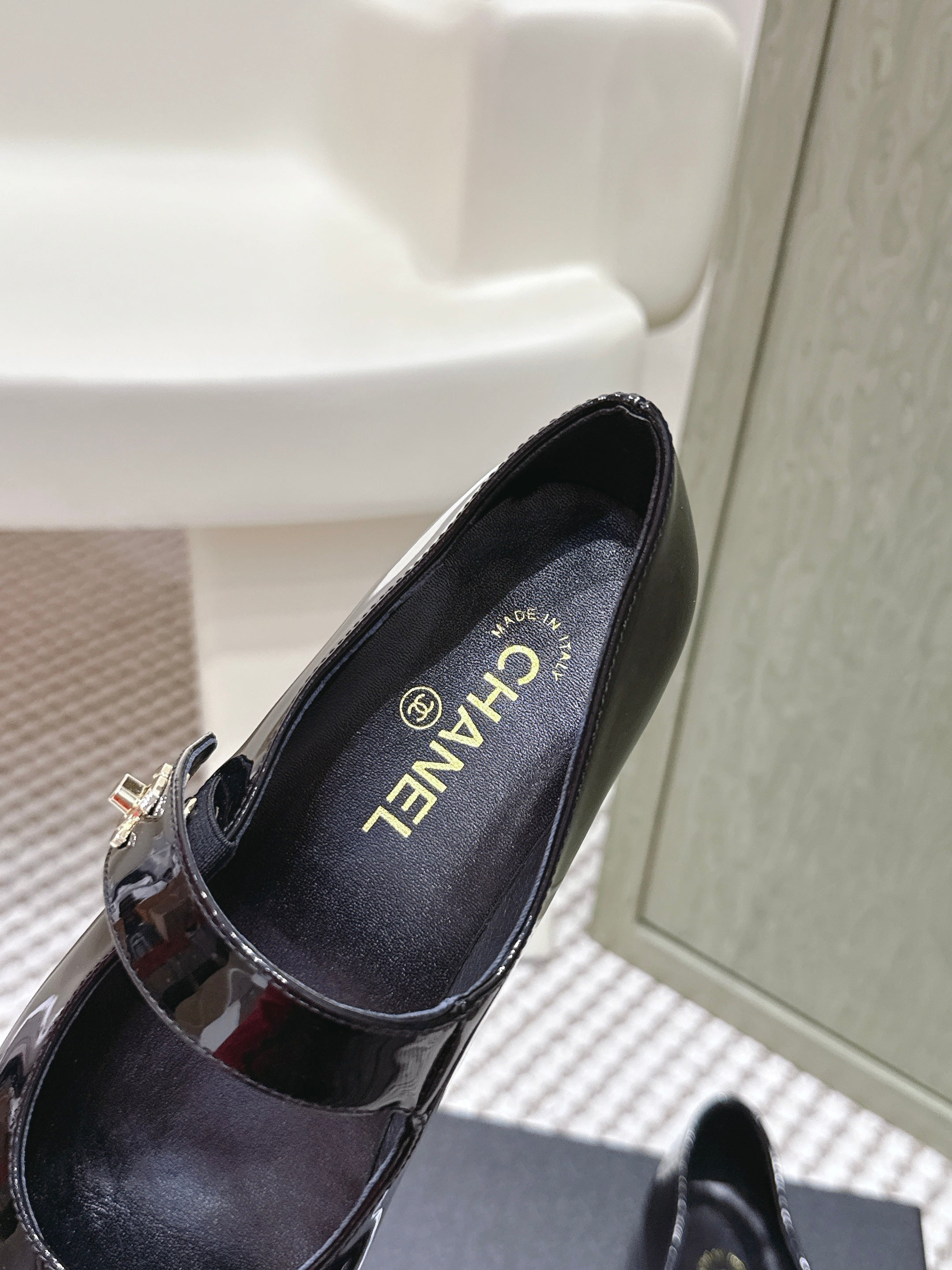 CHANEL 25S MARY JANE FLAT IN BLACK PATENT CALFSKIN WITH BLACK VELVET CAP TOE