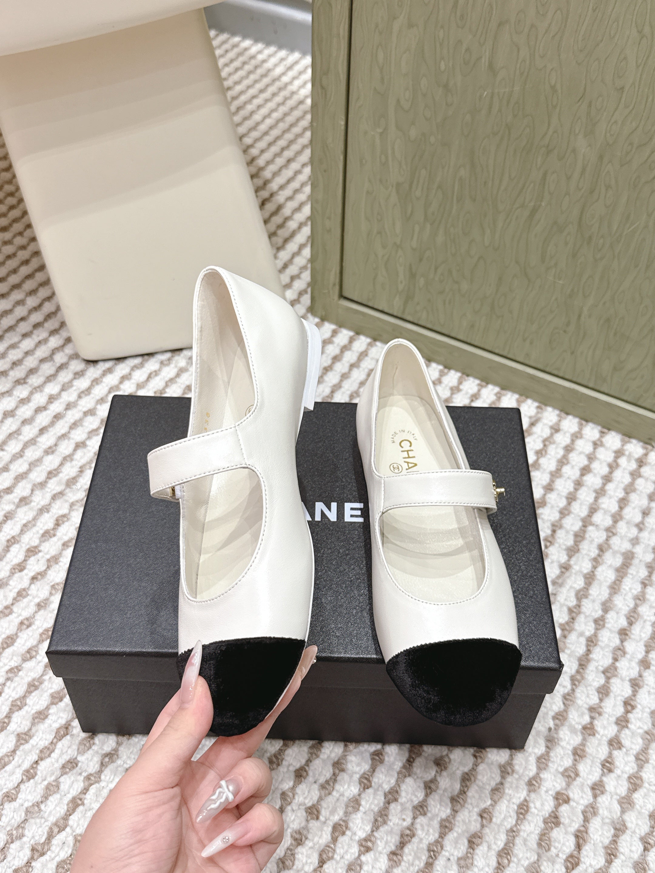 CHANEL 25S MARY JANE FLAT IN WHITE LAMBSKIN WITH BLACK VELVET CAP TOE