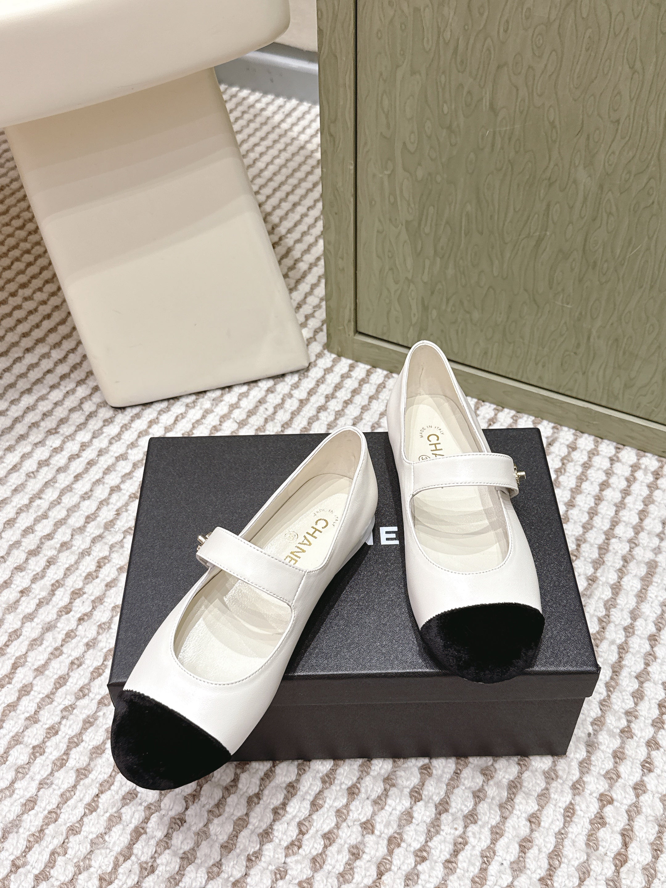 CHANEL 25S MARY JANE FLAT IN WHITE LAMBSKIN WITH BLACK VELVET CAP TOE
