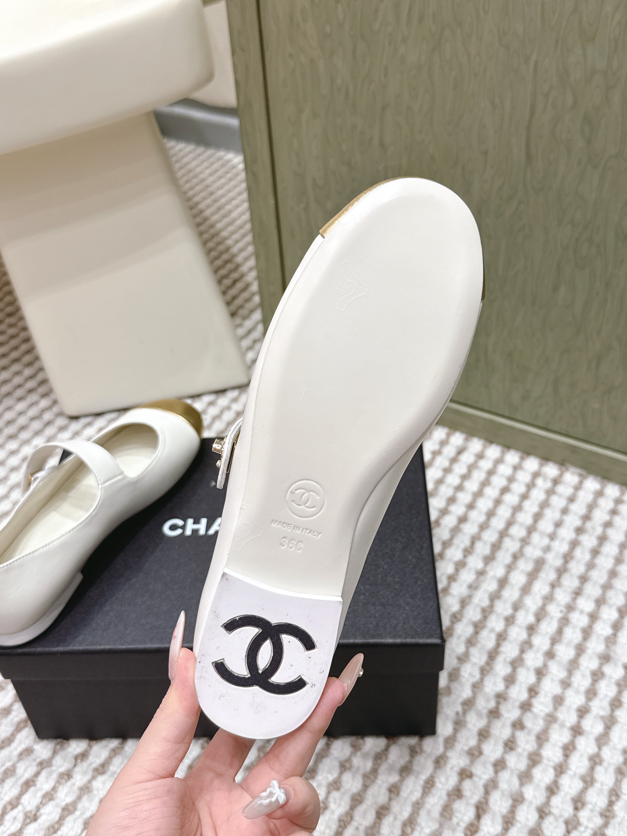 CHANEL 25S MARY JANE FLAT IN WHITE LAMBSKIN WITH YELLOW CAP TOE GOLD HARDWARE