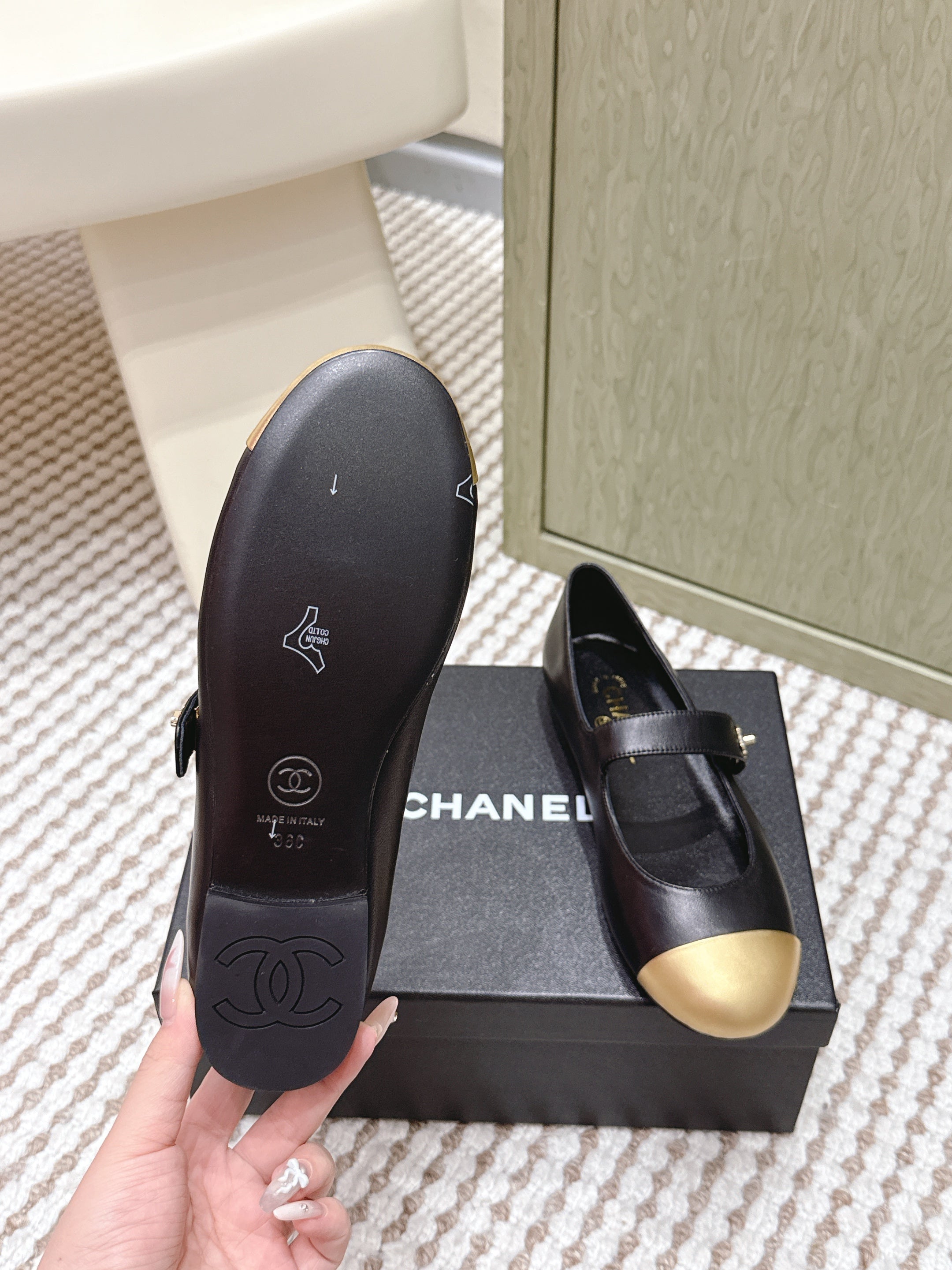 CHANEL 25S MARY JANE FLAT IN BLACK LAMBSKIN WITH YELLOW CAP TOE GOLD HARDWARE