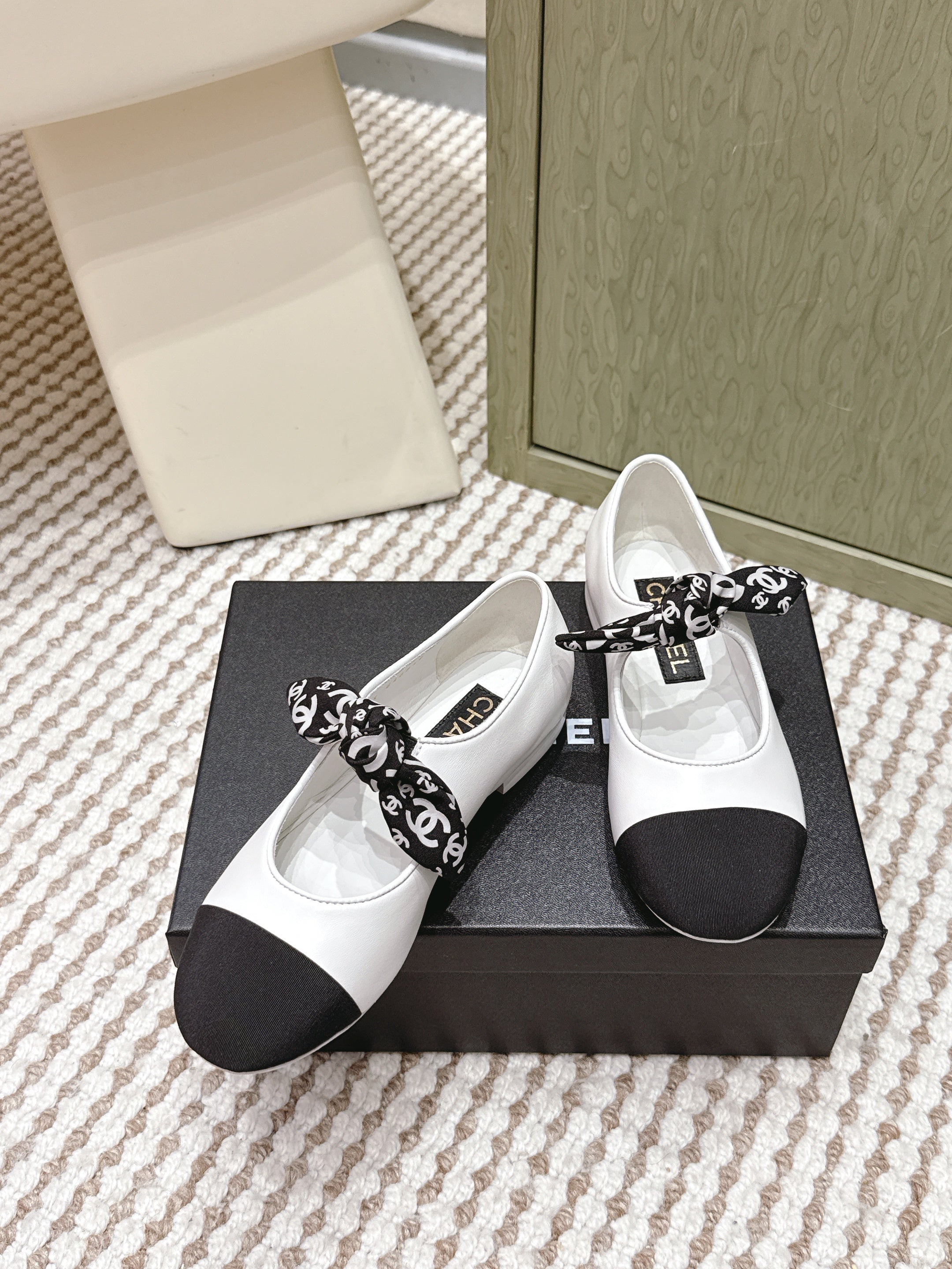 CHANEL 25S MARY JANES IN WHITE AND BLACK SHEARLING AND GROS GRAIN