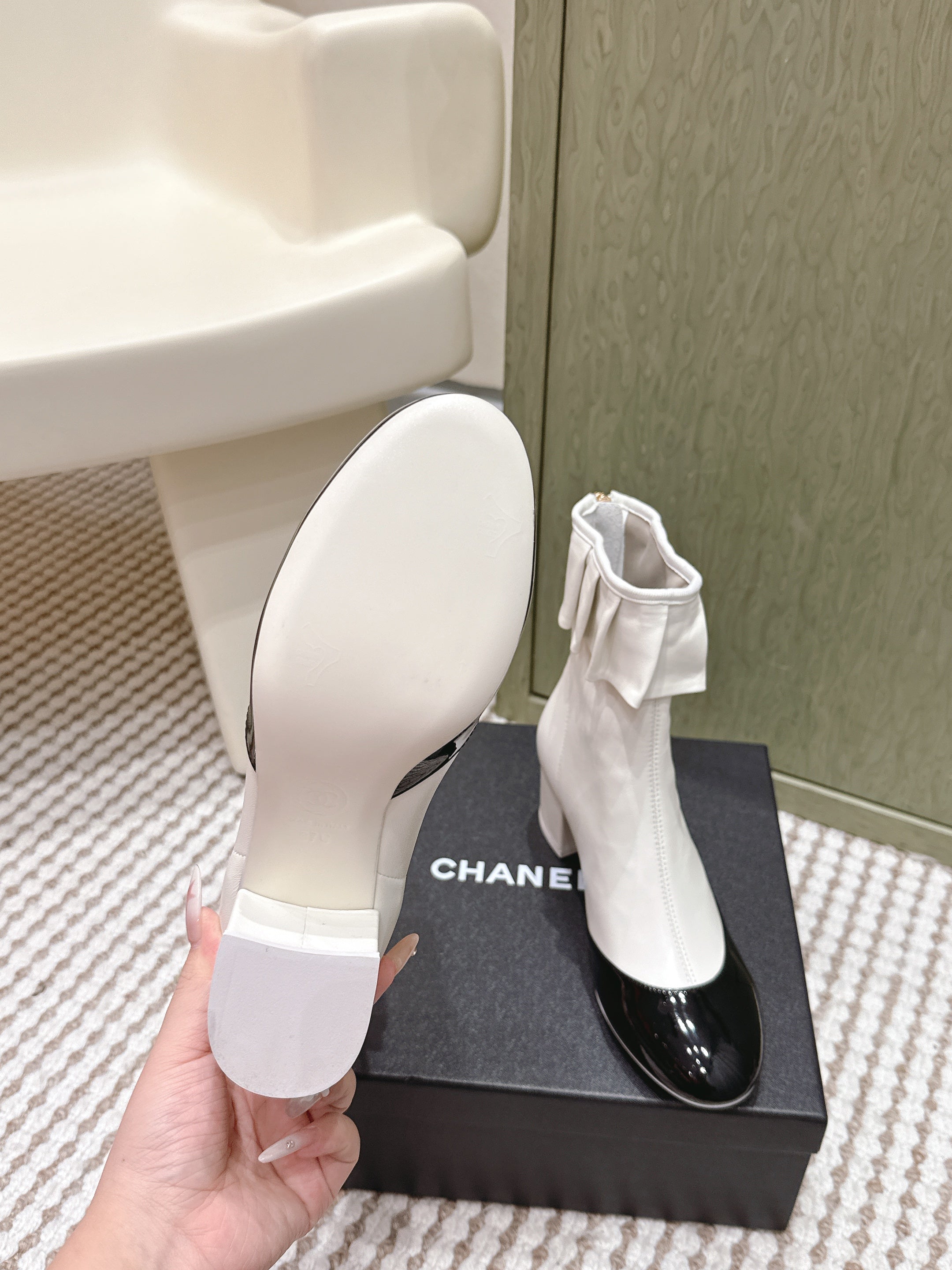 CHANEL 25S ANKLE BOOTS IN  WHITE CALFSKIN AND BLACK GLOSSY TOE RUCHED