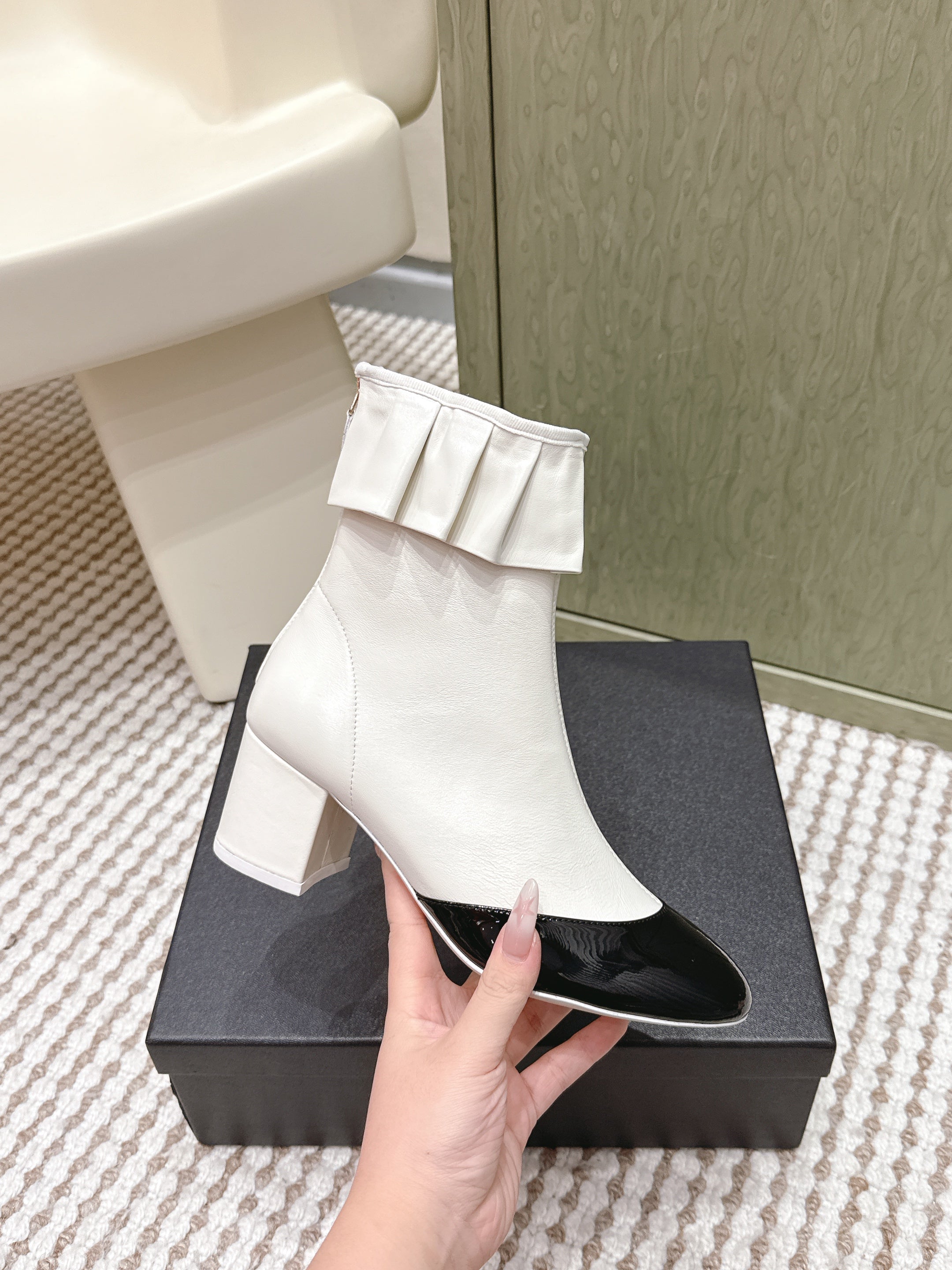 CHANEL 25S ANKLE BOOTS IN  WHITE CALFSKIN AND BLACK GLOSSY TOE RUCHED