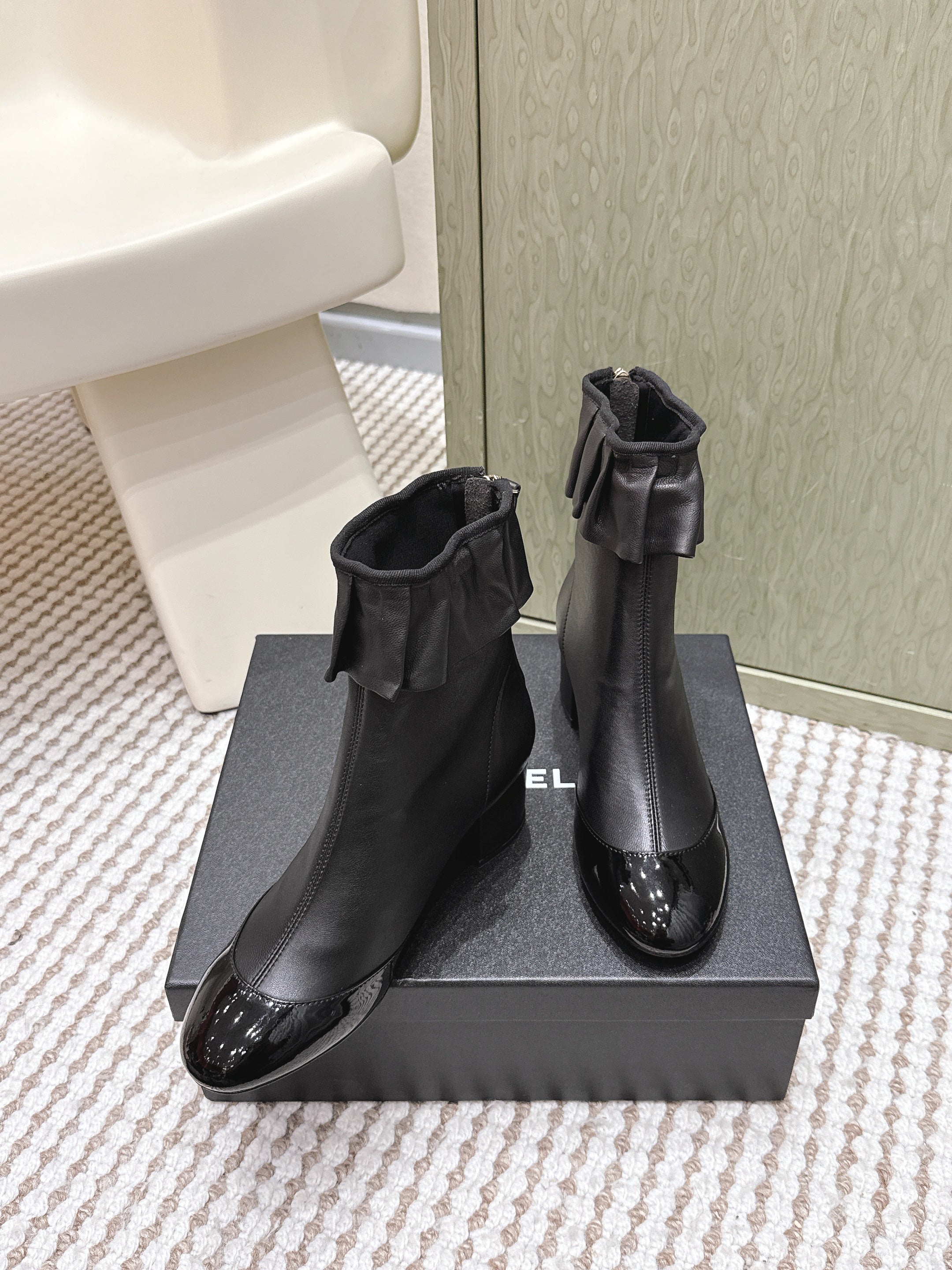 CHANEL 25S ANKLE BOOTS IN BLACK CALFSKIN GLOSSY TOE RUCHED