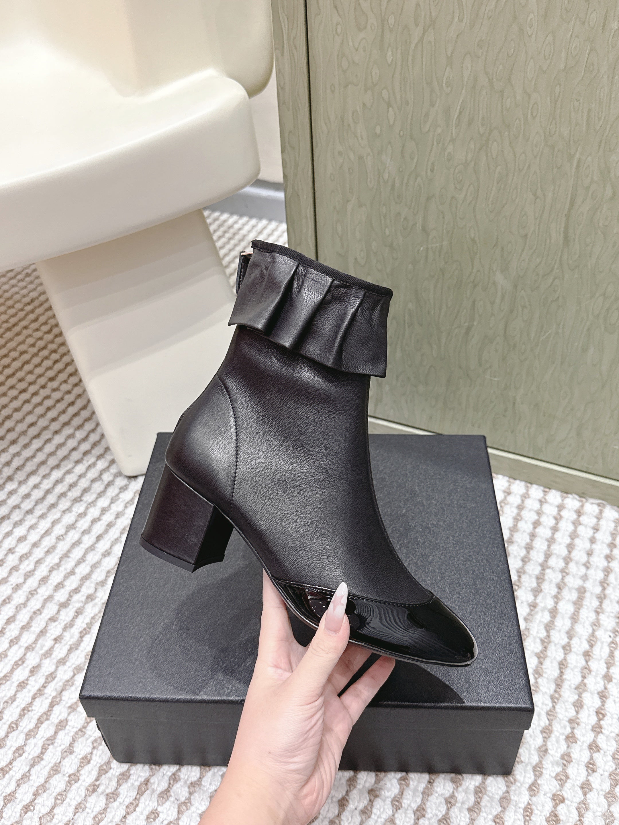 CHANEL 25S ANKLE BOOTS IN BLACK CALFSKIN GLOSSY TOE RUCHED