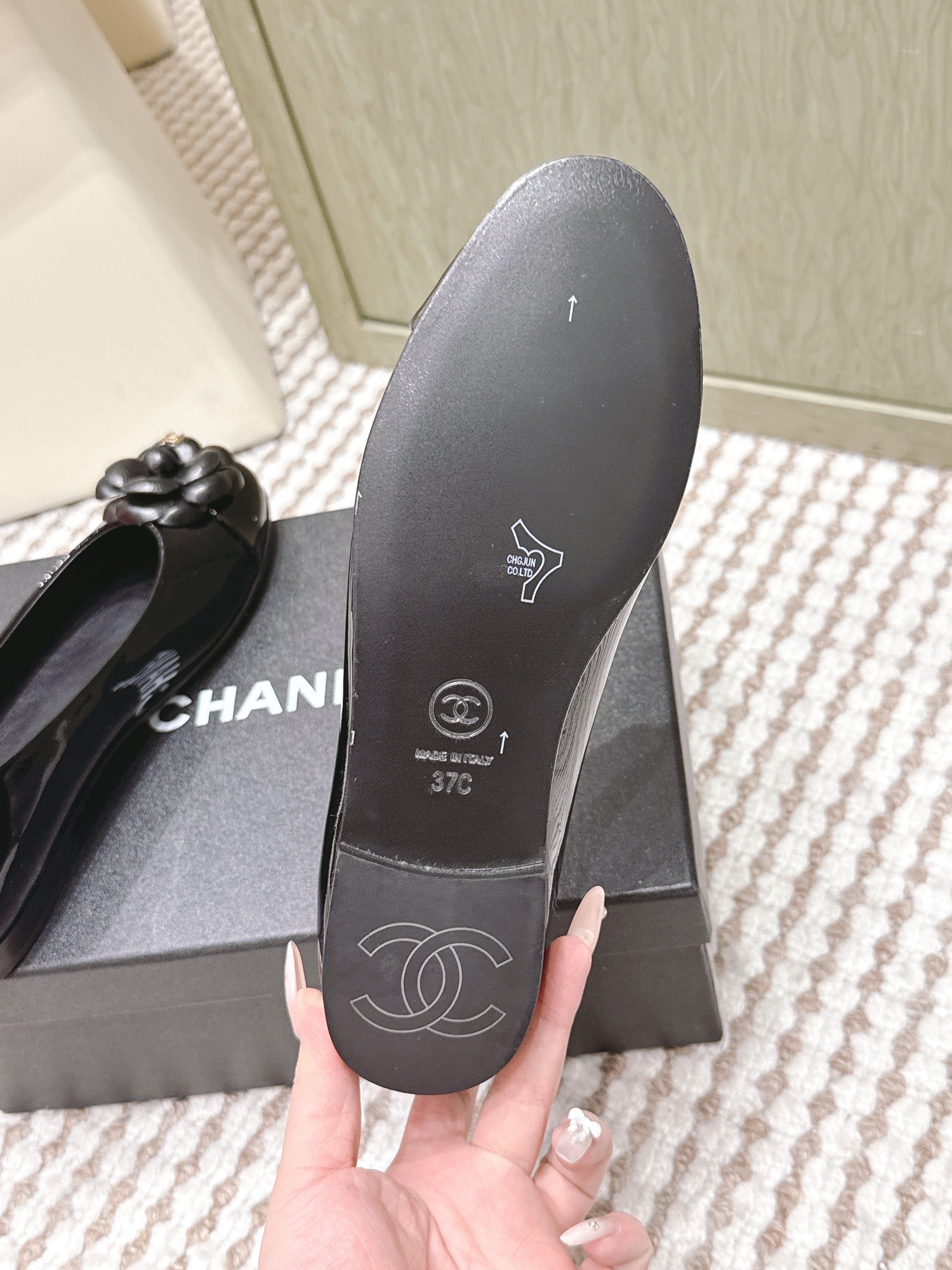 CHANEL 25S BALLET FLAT ROUND TOE IN BLACK PATENT SHEEPSKIN WITH CAMELLIA