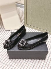 CHANEL 25S BALLET FLAT ROUND TOE IN BLACK PATENT SHEEPSKIN WITH CAMELLIA