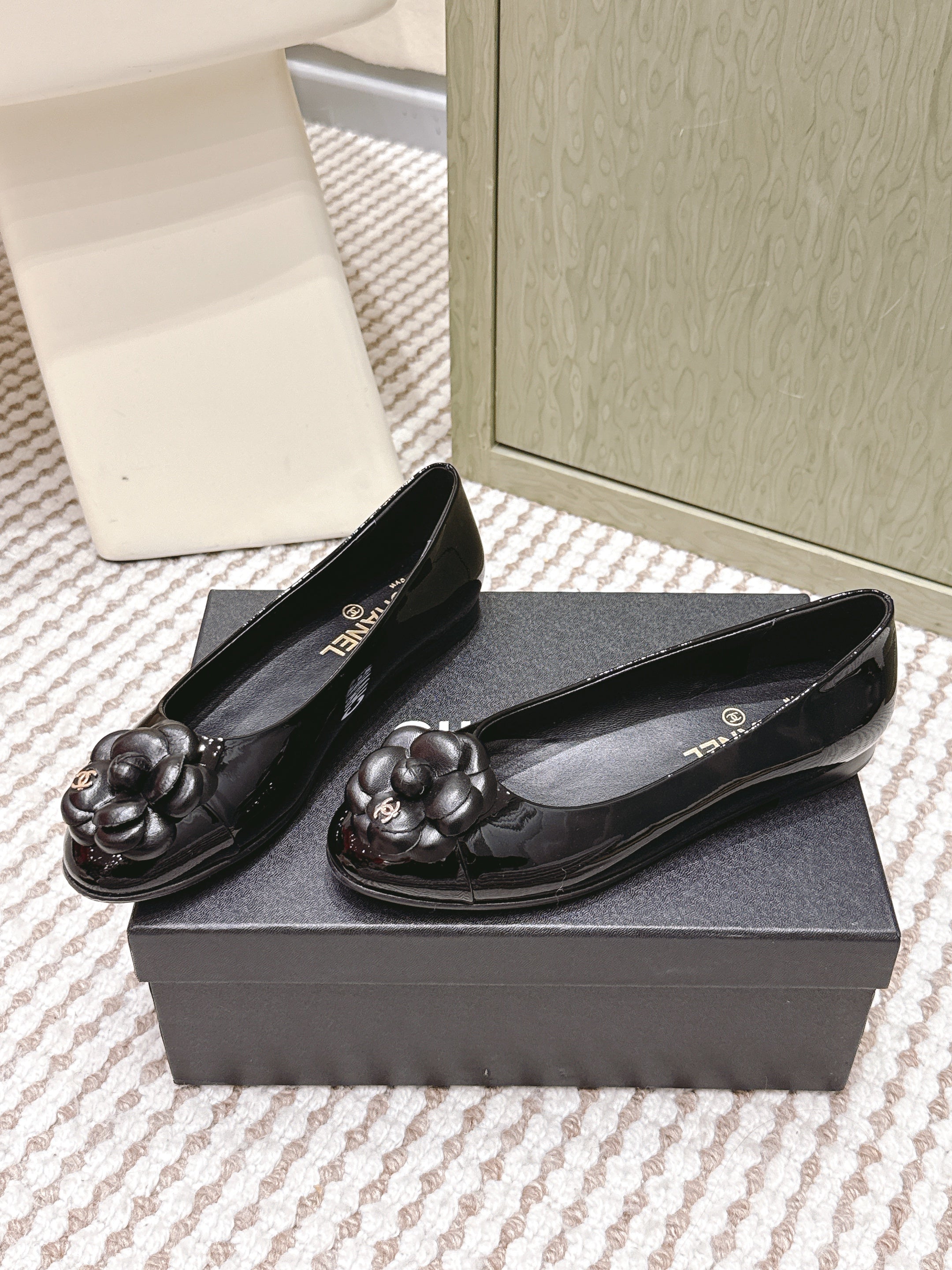 CHANEL 25S BALLET FLAT ROUND TOE IN BLACK PATENT SHEEPSKIN WITH CAMELLIA
