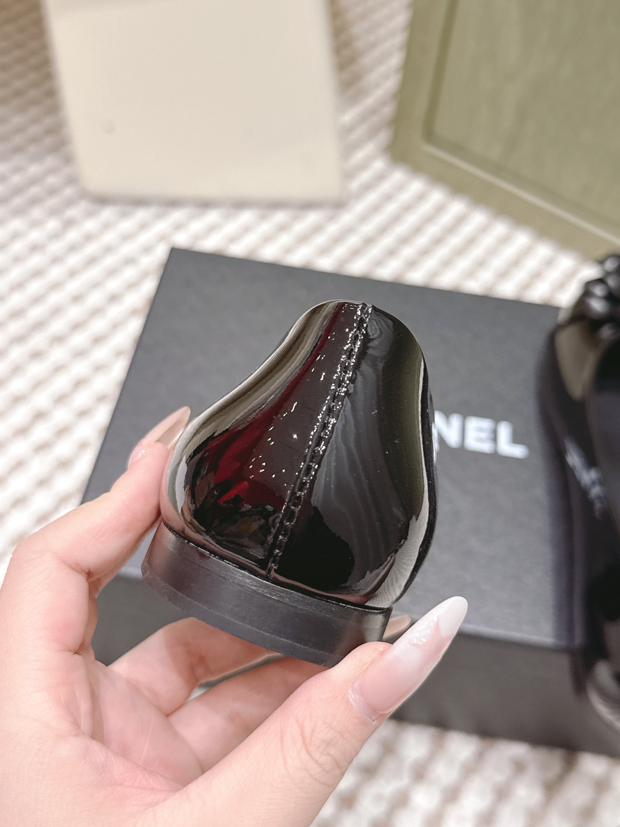 CHANEL 25S BALLET FLAT ROUND TOE IN BLACK PATENT SHEEPSKIN WITH CAMELLIA