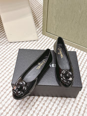 CHANEL 25S BALLET FLAT ROUND TOE IN BLACK PATENT SHEEPSKIN WITH CAMELLIA