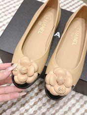 CHANEL 25S BALLET FLAT ROUND TOE IN BEIGE AND BLACK SHEEPSKIN WITH CAMELLIA