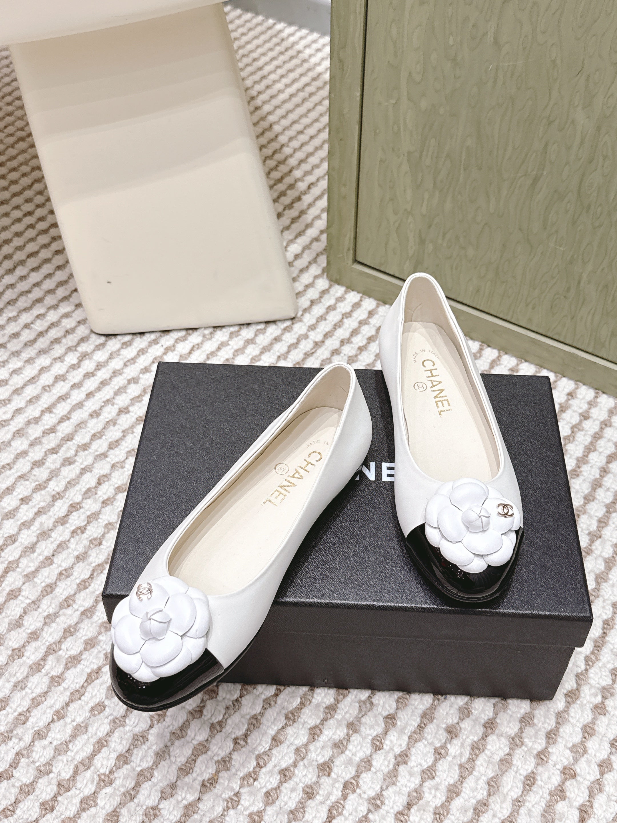 CHANEL 25S BALLET FLAT ROUND TOE IN WHITE AND BLACK SHEEPSKIN WITH CAMELLIA